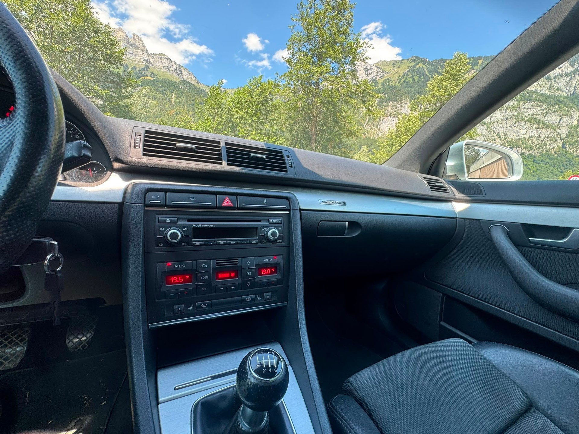AUDI A4 Avant 2.0 Turbo FSI quattro S-LINE-image-4