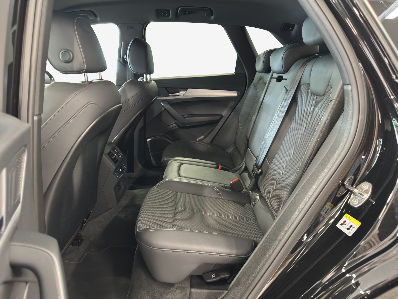 AUDI Q5 40 TDI Black Edition quattro S-tronic-image-11