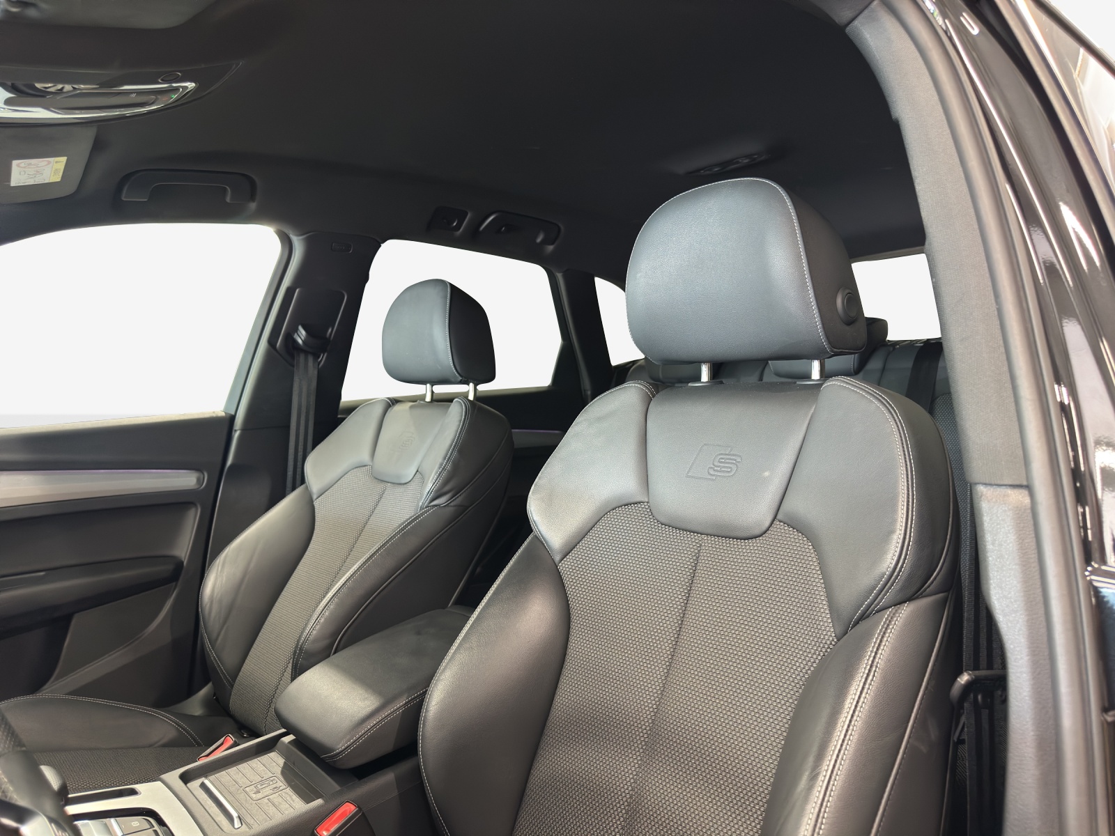 AUDI Q5 40 TDI Black Edition quattro S-tronic-image-14