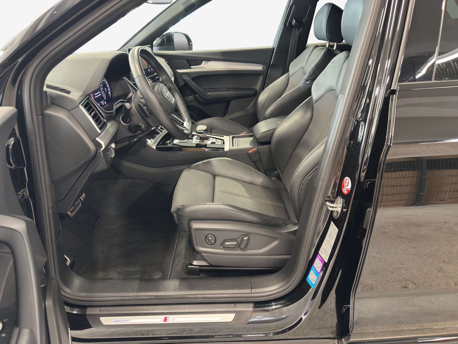 AUDI Q5 40 TDI Black Edition quattro S-tronic-image-7