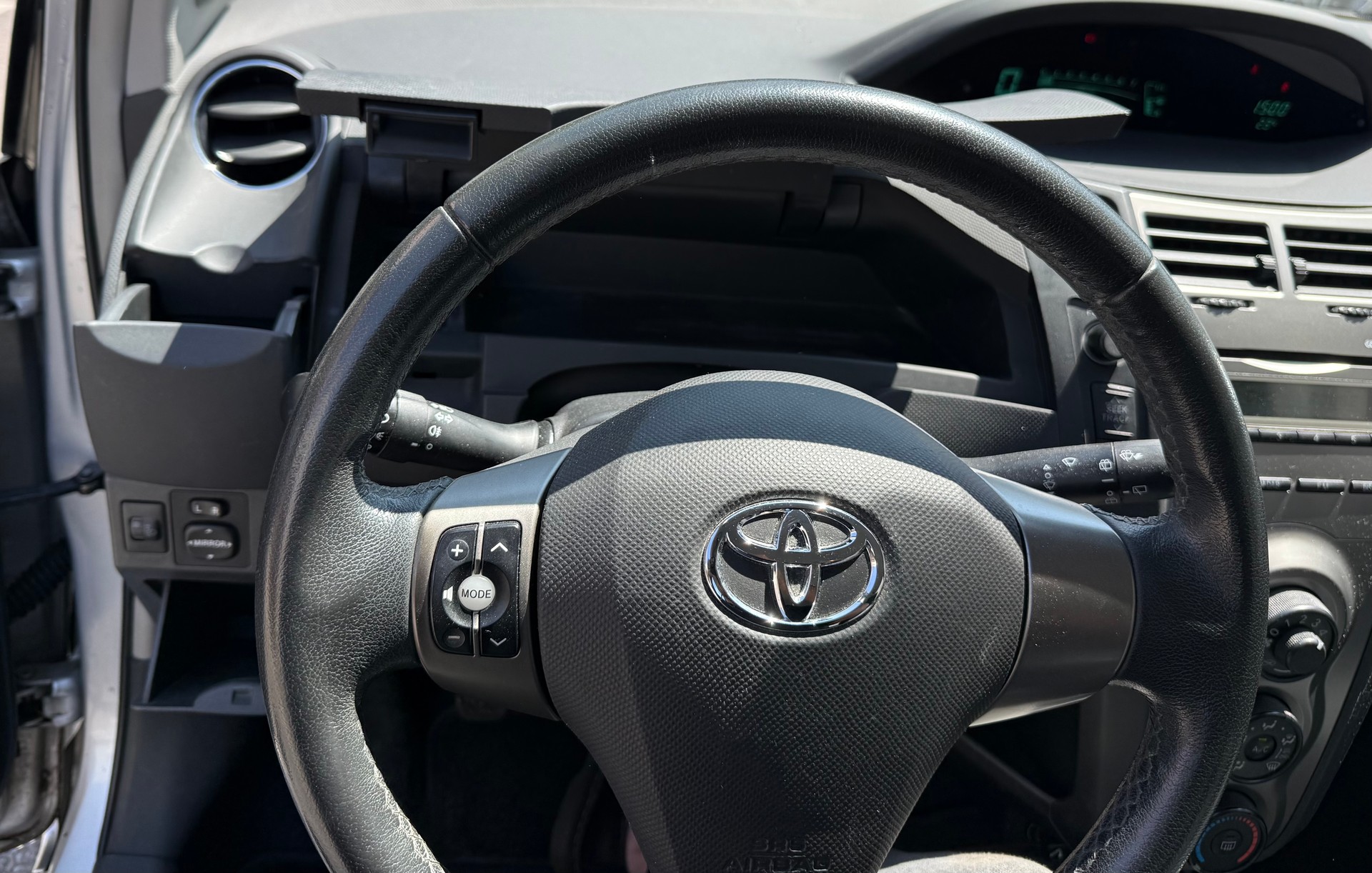 TOYOTA Yaris 1.33 S-image-9
