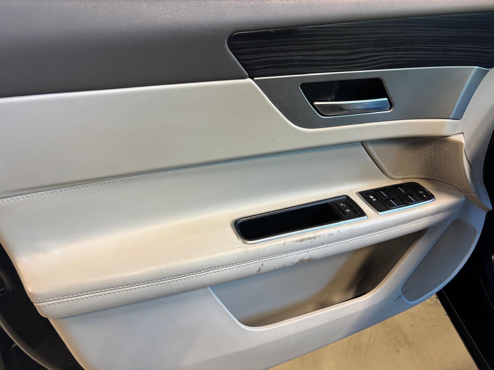 JAGUAR XF 20d Portfolio AWD Automatic-image-12