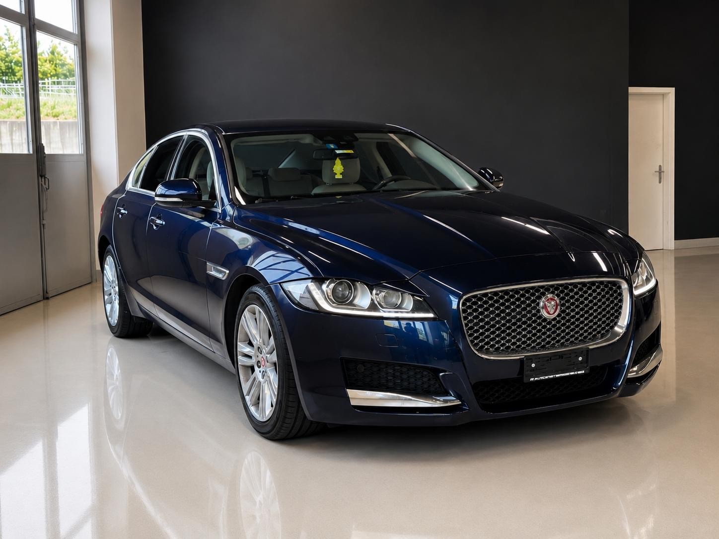 JAGUAR XF 20d Portfolio AWD Automatic-image-0