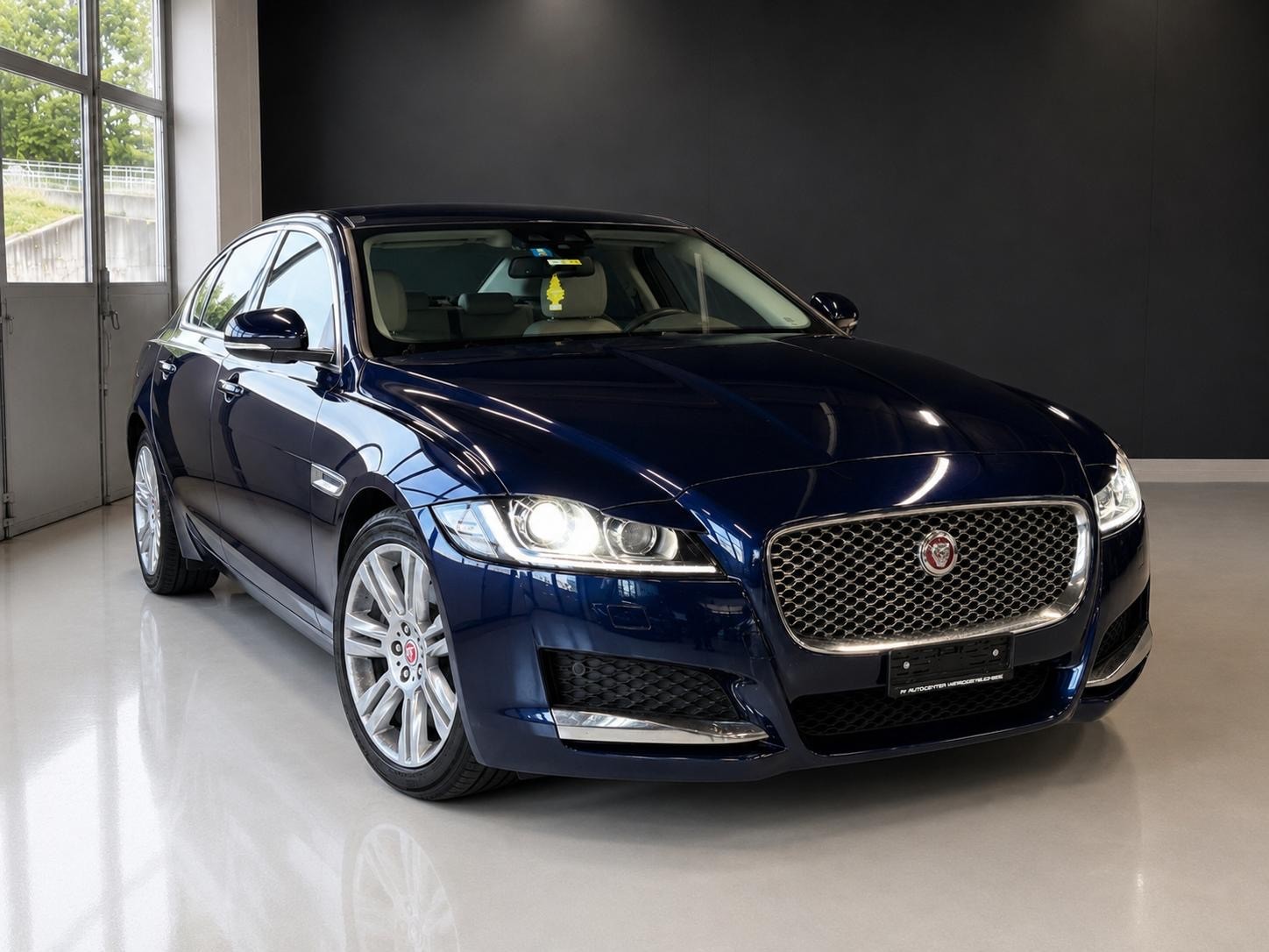 JAGUAR XF 20d Portfolio AWD Automatic-image-3