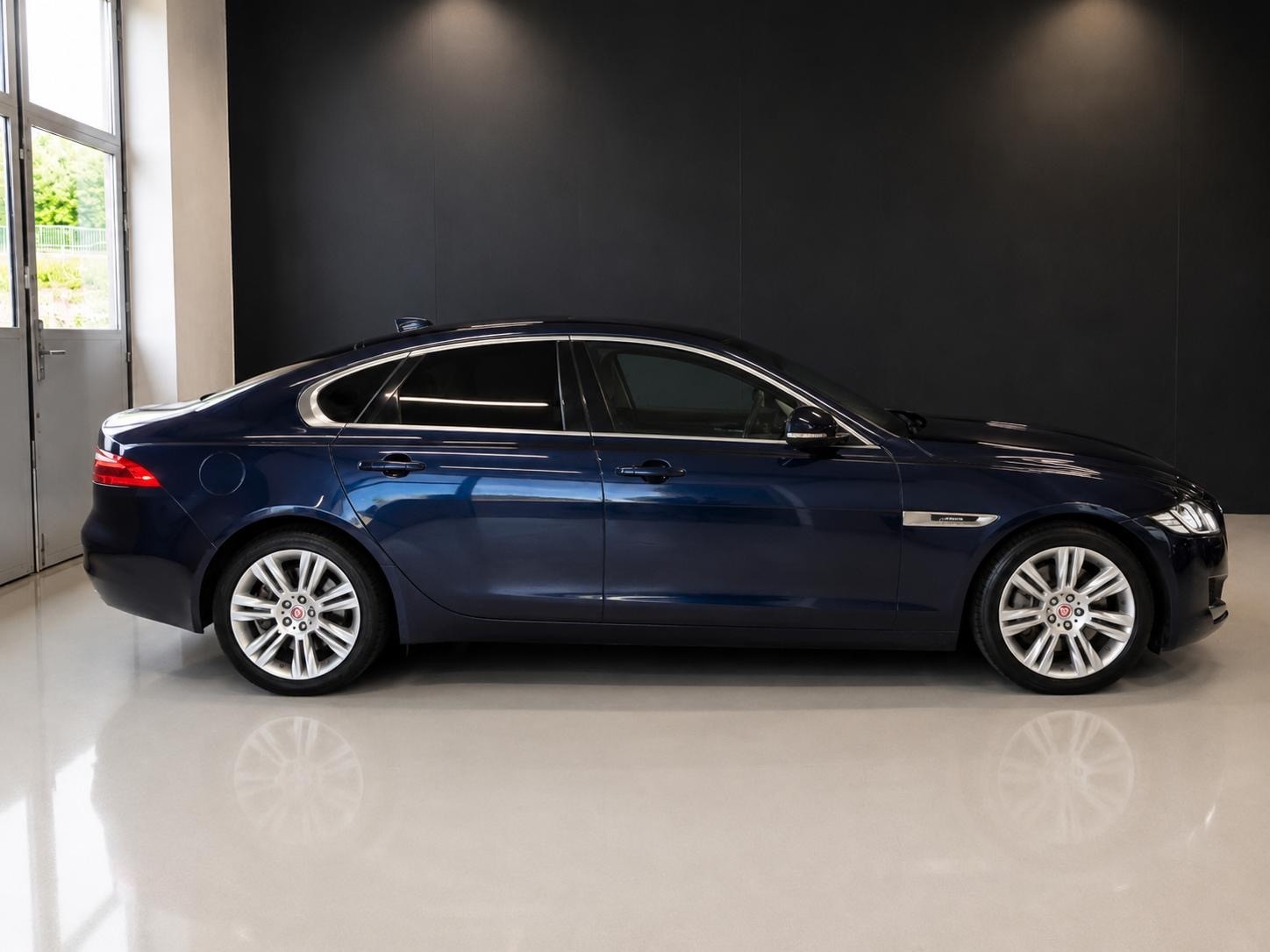JAGUAR XF 20d Portfolio AWD Automatic-image-6