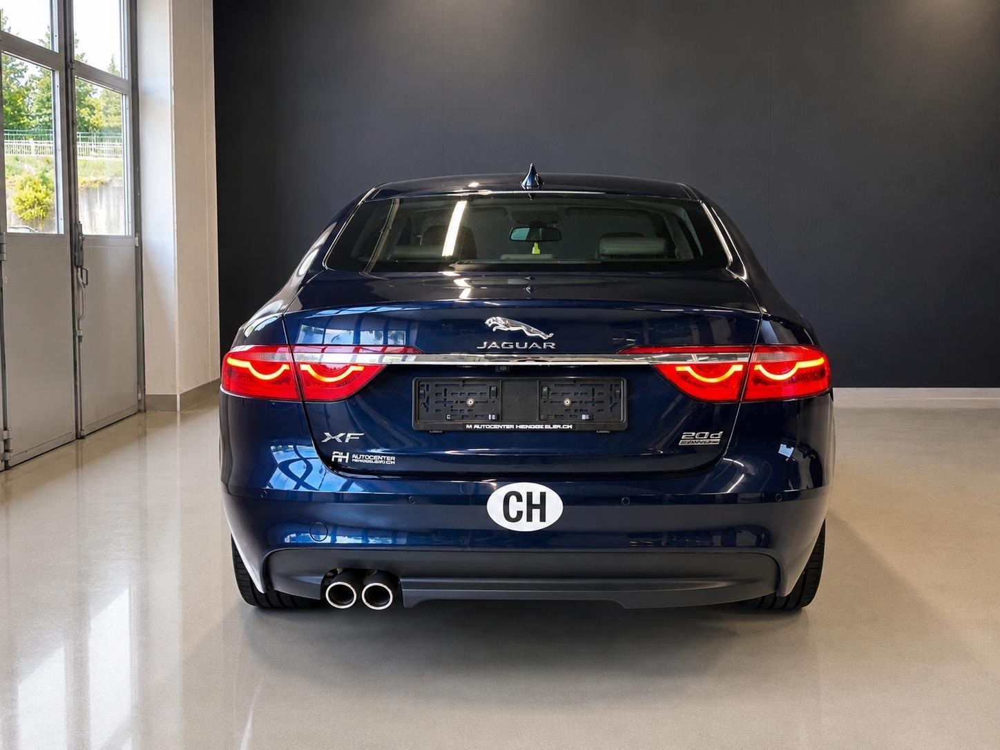 JAGUAR XF 20d Portfolio AWD Automatic-image-7