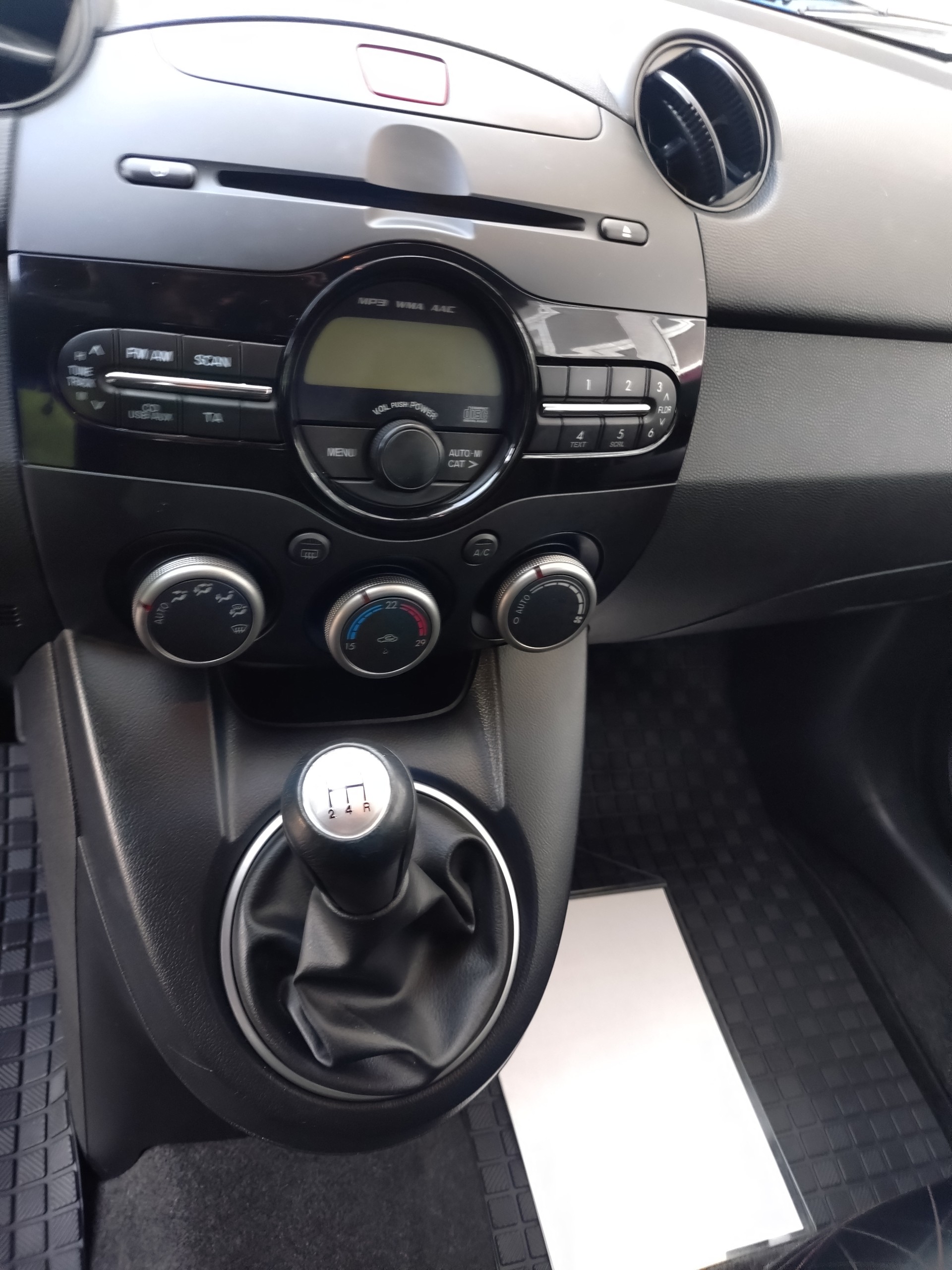 MAZDA 2 1.3i 16V Exclusive-image-8