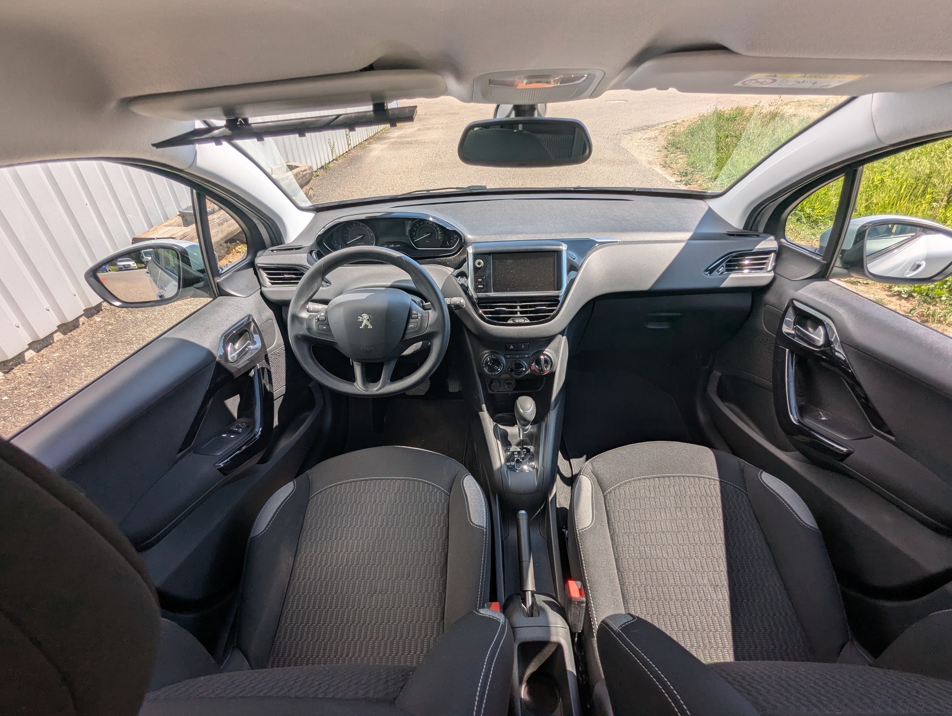 PEUGEOT 208 1.2 PureTech Active EAT6-image-10