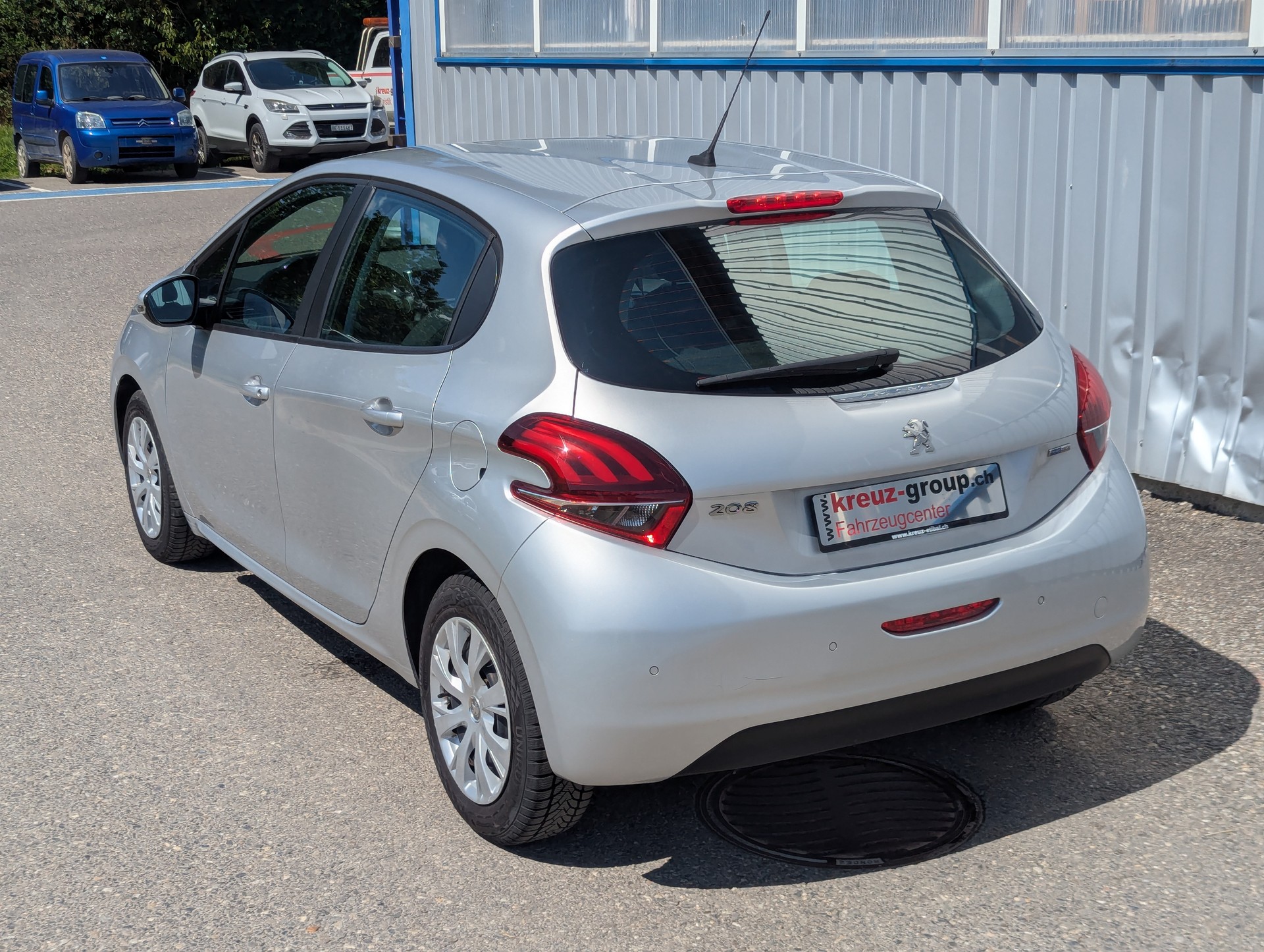 PEUGEOT 208 1.2 PureTech Active EAT6-image-3