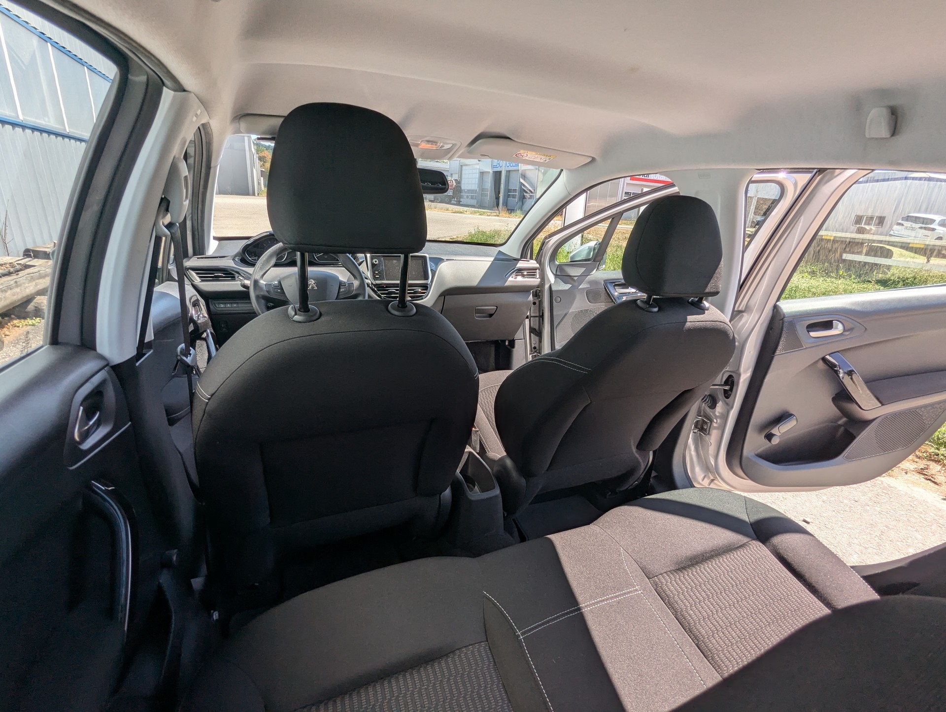 PEUGEOT 208 1.2 PureTech Active EAT6-image-11