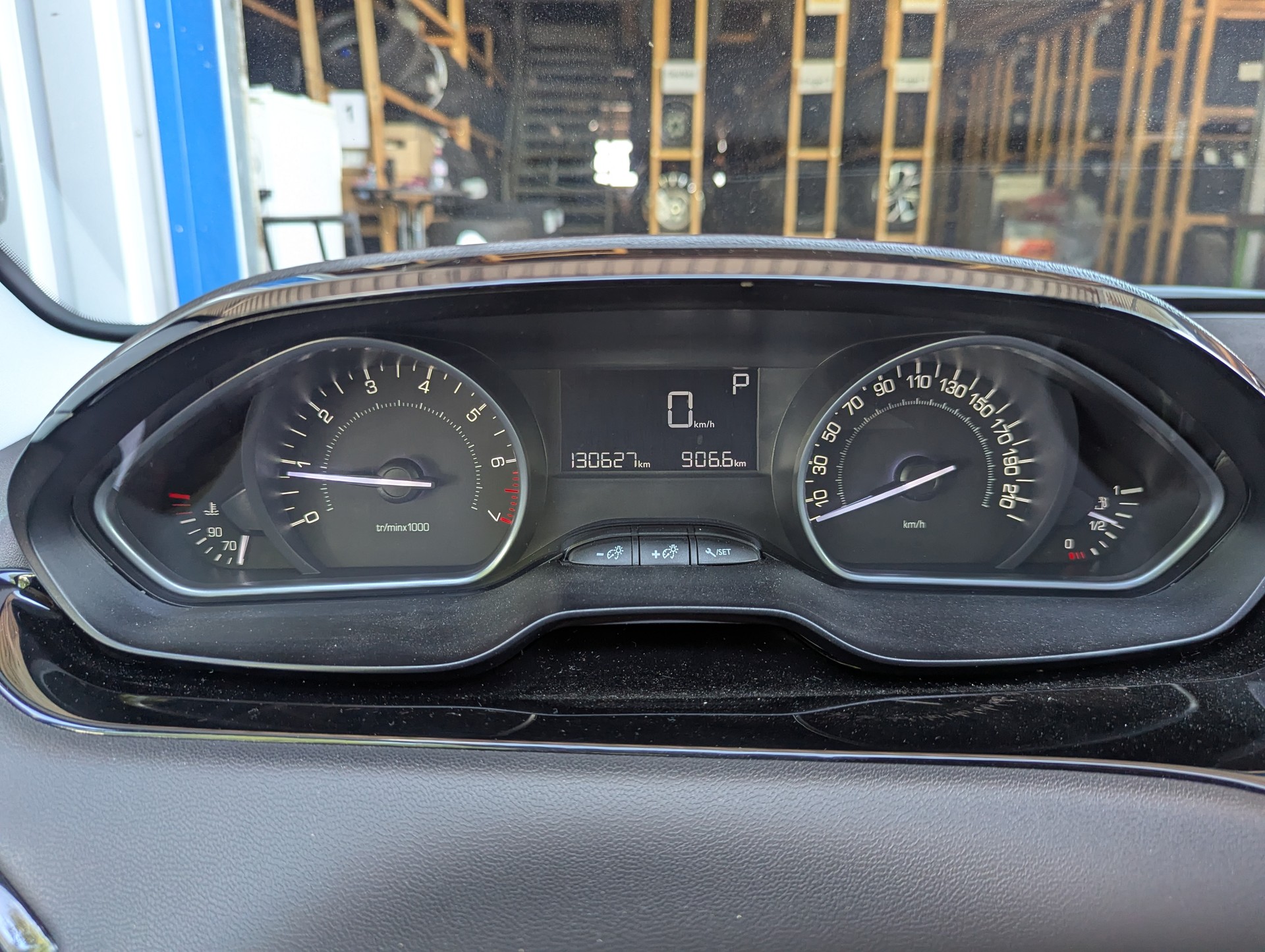PEUGEOT 208 1.2 PureTech Active EAT6-image-14