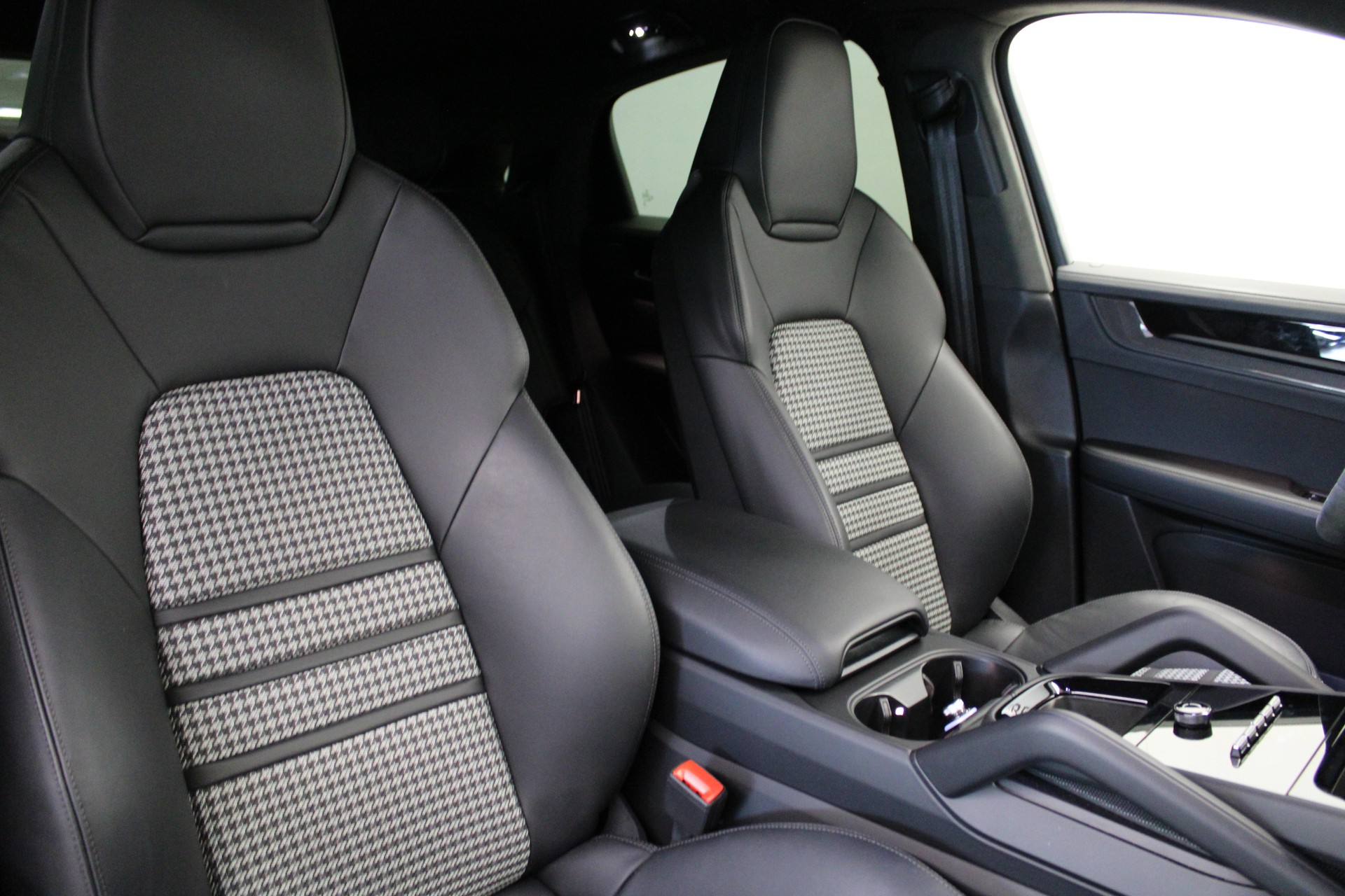 PORSCHE Cayenne Coupé GTS Tiptronic-image-5