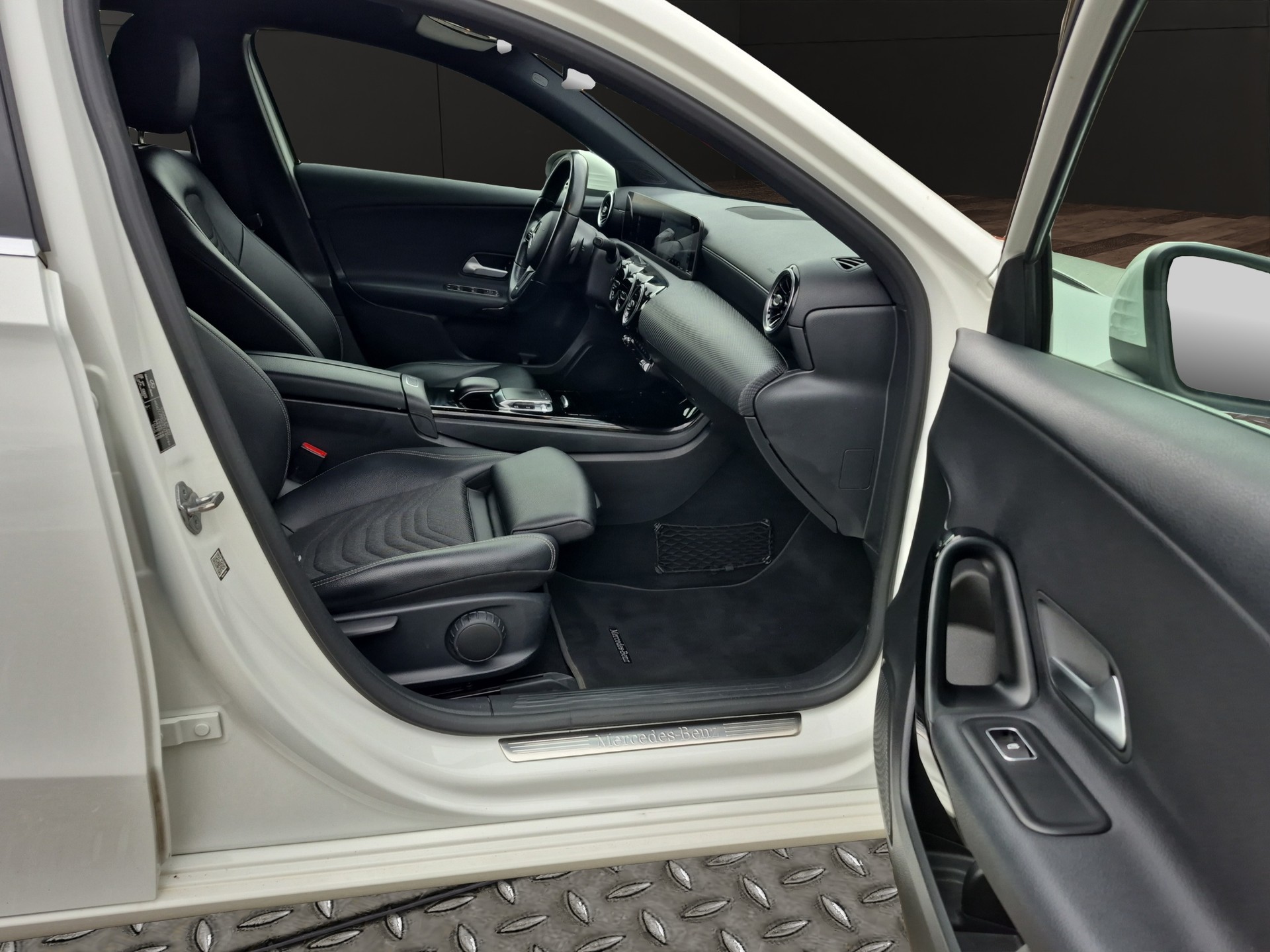 MERCEDES-BENZ A 180 d Style 7G-DCT-image-12