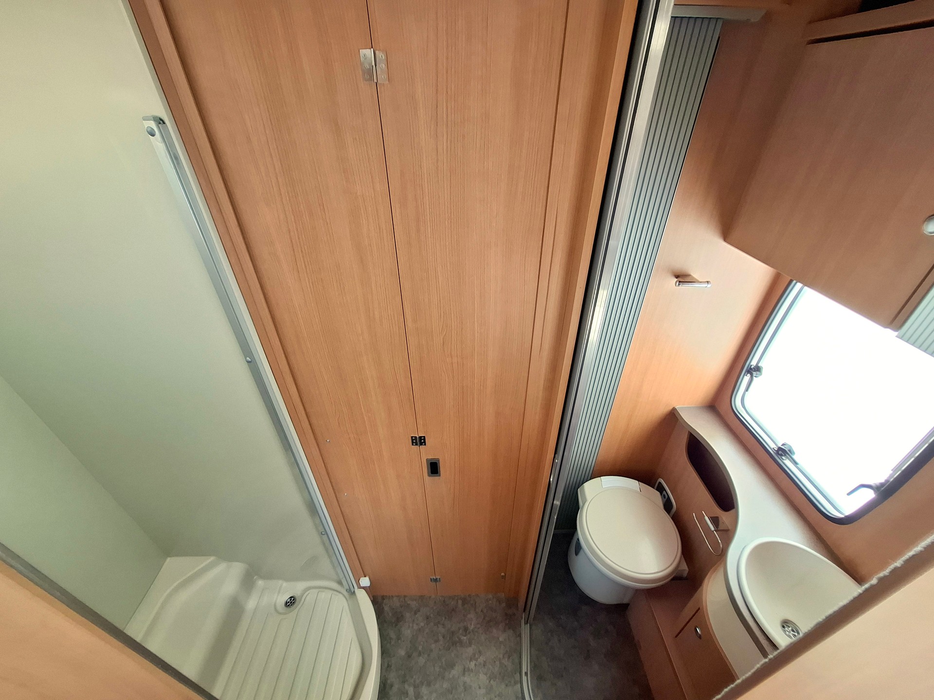 CHAUSSON Flash 19 - 5 Plätzer, Alkoven, Queensbett, Heckgarage, Dieselheizung-image-13