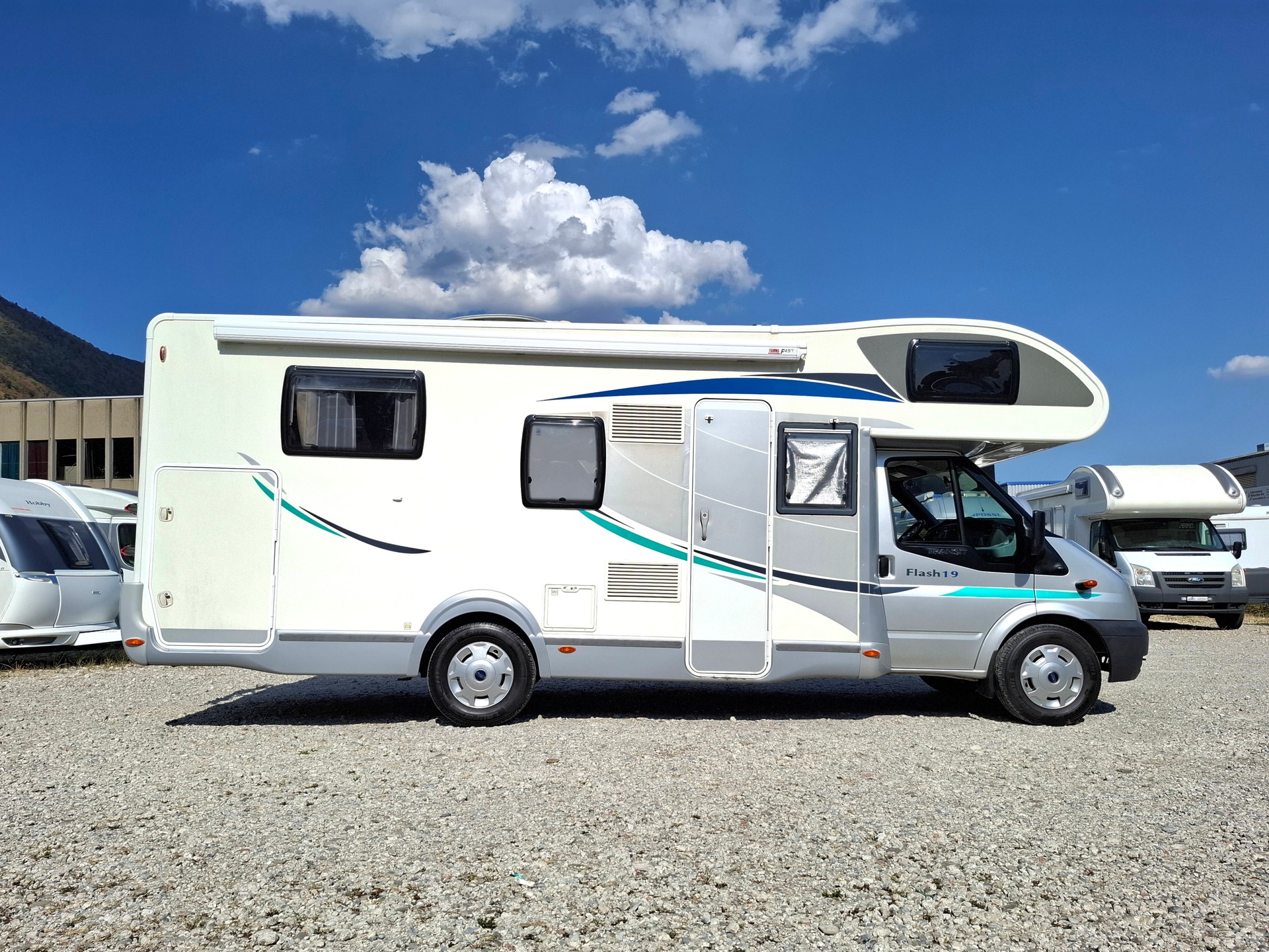 CHAUSSON Flash 19 - 5 Plätzer, Alkoven, Queensbett, Heckgarage, Dieselheizung-image-2