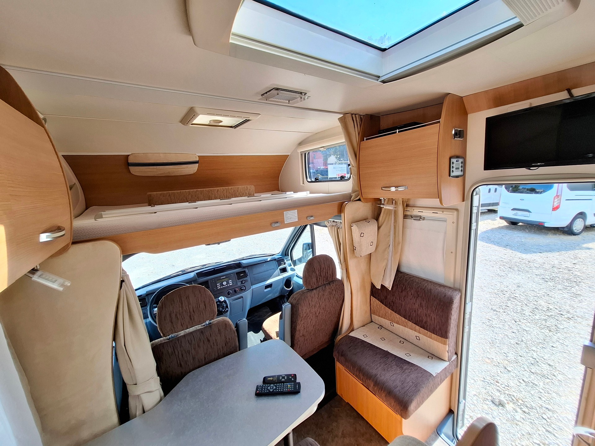 CHAUSSON Flash 19 - 5 Plätzer, Alkoven, Queensbett, Heckgarage, Dieselheizung-image-9