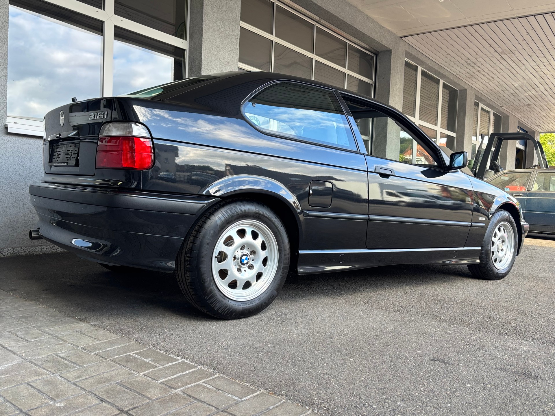 BMW 316i Compact Exclusiv - 1. Hand Leder Klima BMW-Scheckheft Liehaberstück-image-3