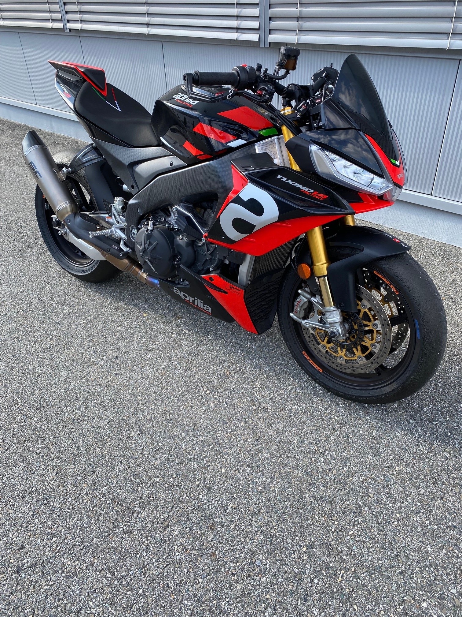 APRILIA Tuono V4 1100 Factory-showroom-element-1