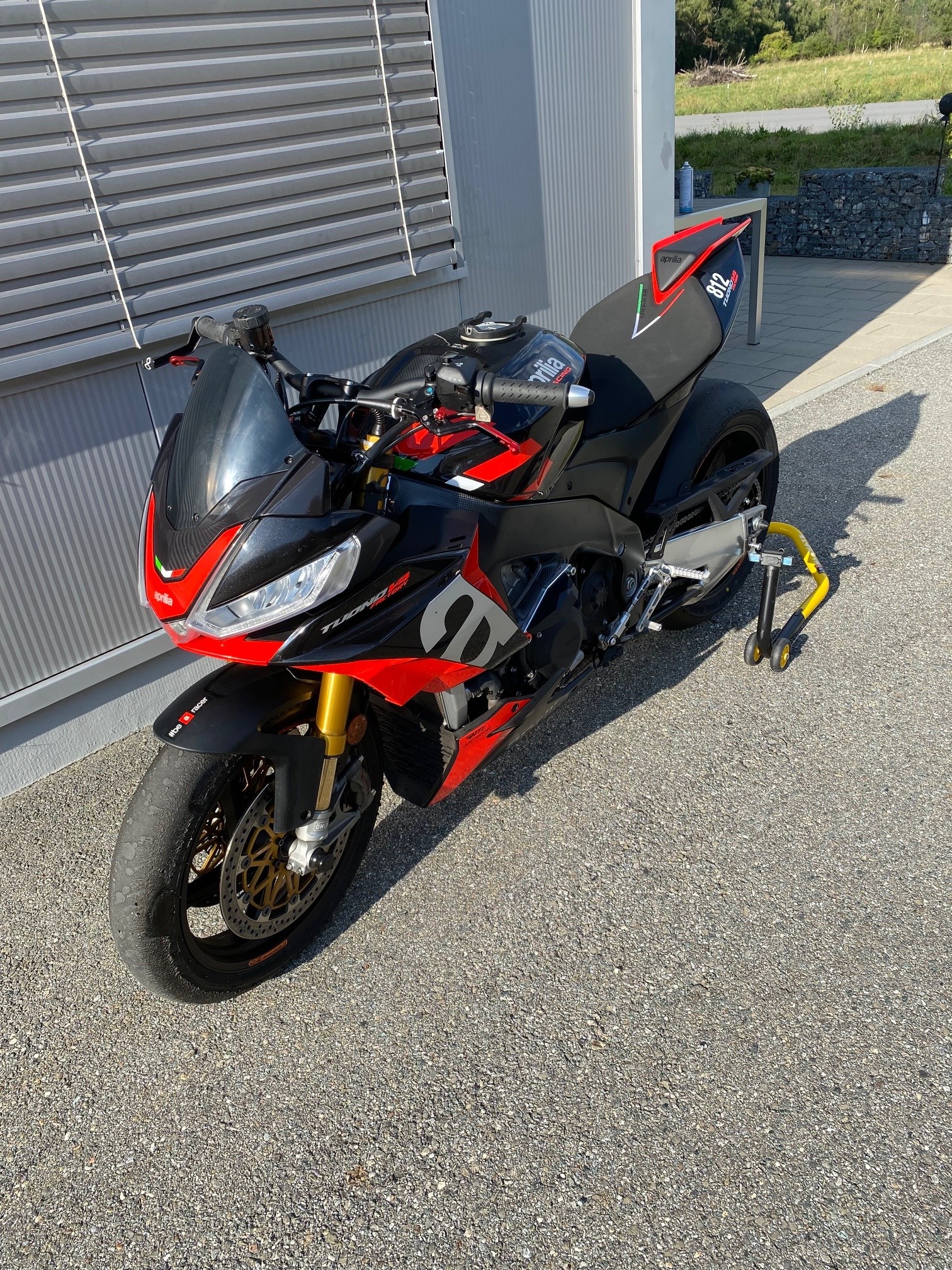APRILIA Tuono V4 1100 Factory-showroom-element-3
