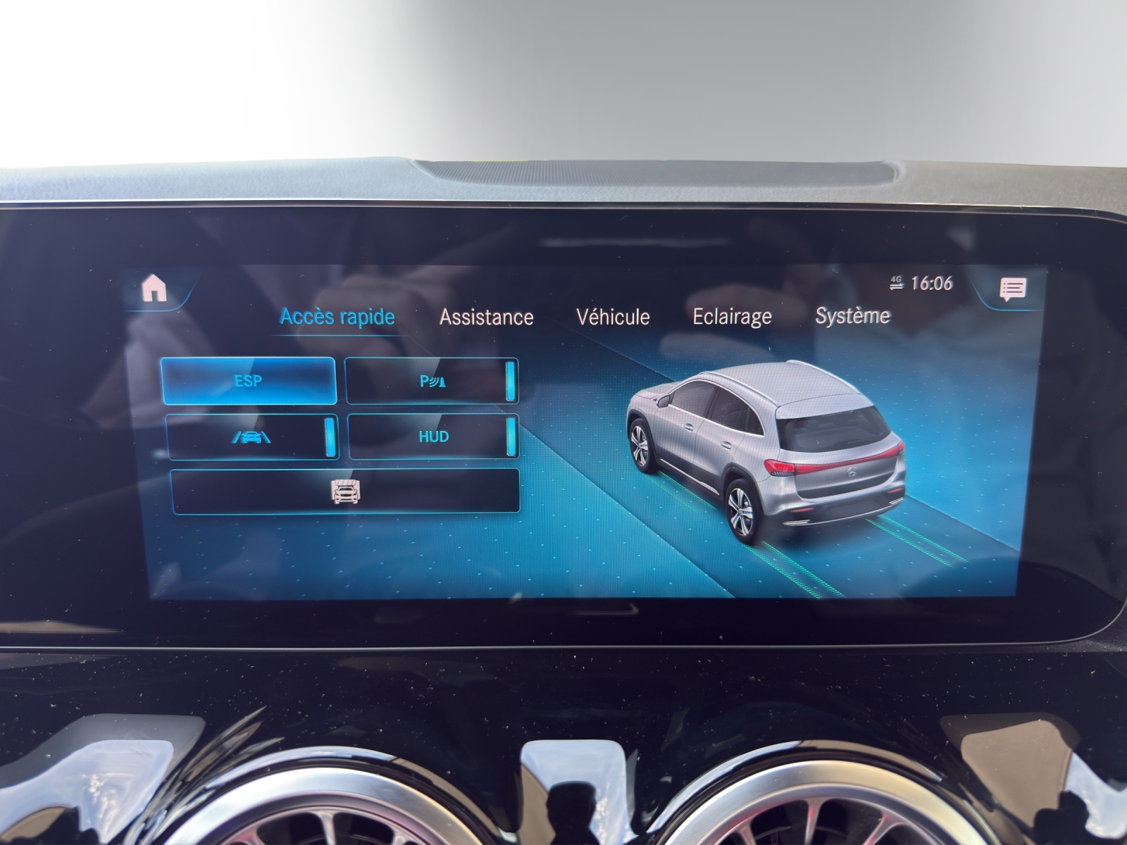 MERCEDES-BENZ EQA 300 AMG Line 4Matic-image-13