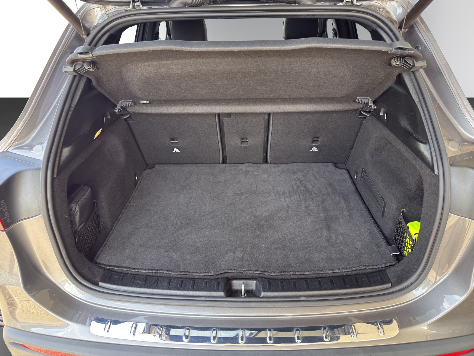 MERCEDES-BENZ EQA 300 AMG Line 4Matic-image-6