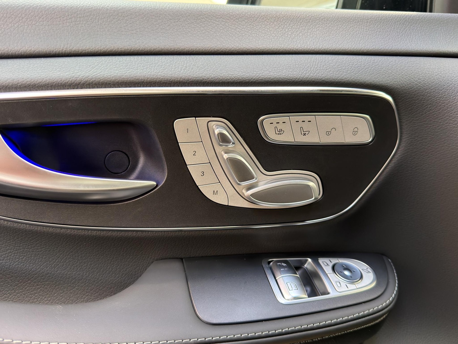 MERCEDES-BENZ V 300 d Exclusive lang Van-image-19