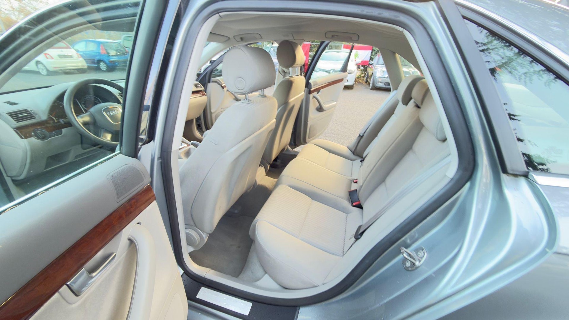 AUDI A4 Limousine 2.0 Turbo FSI-image-13