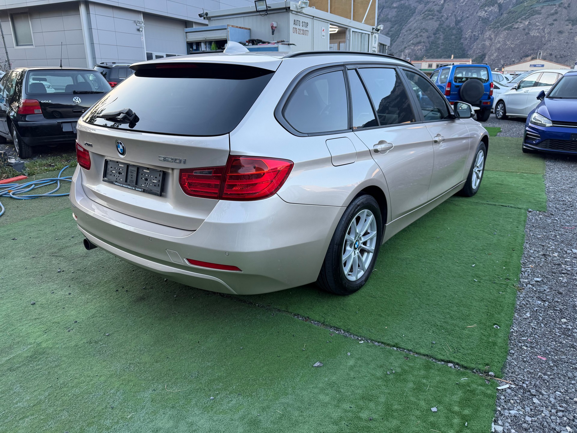BMW 320i xDrive Touring-image-4