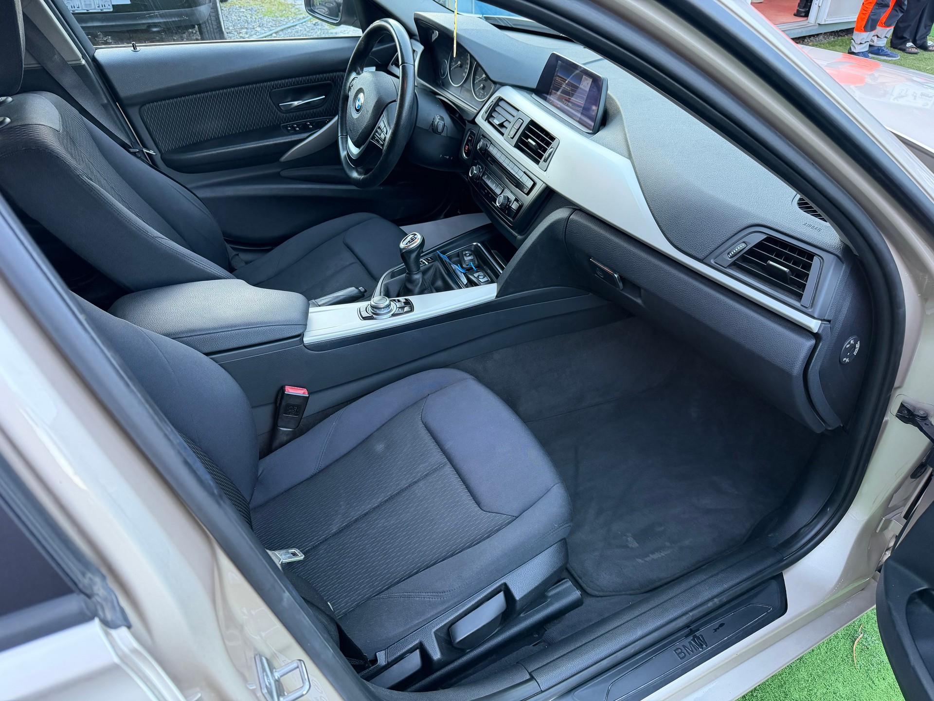 BMW 320i xDrive Touring-image-8