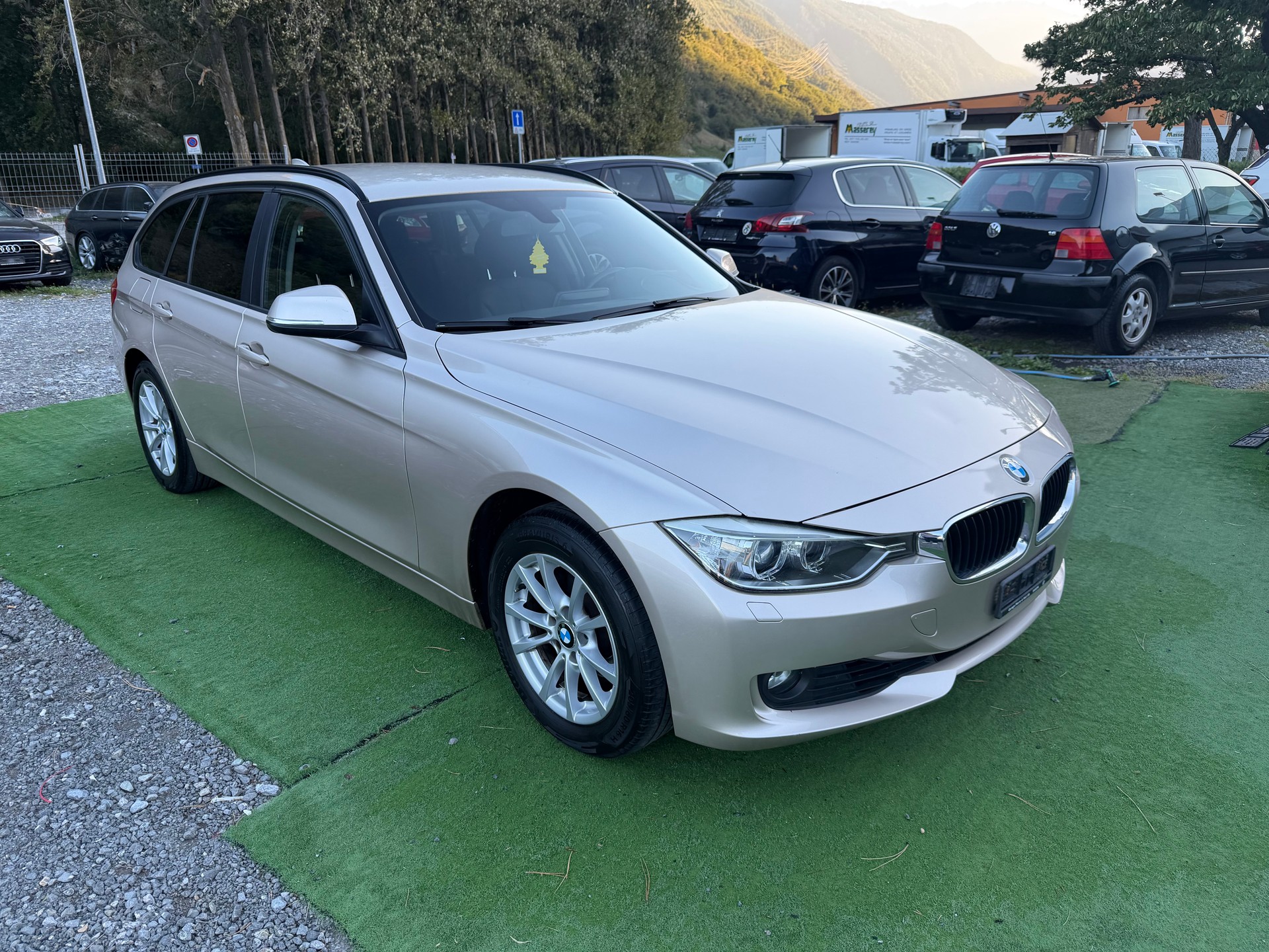 BMW 320i xDrive Touring-image-1