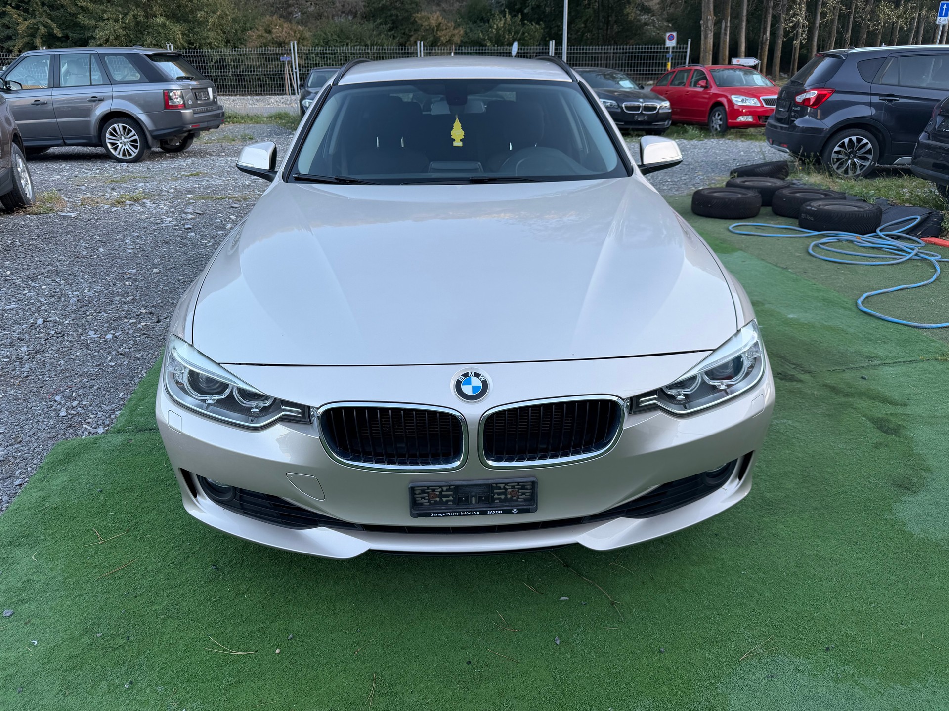 BMW 320i xDrive Touring-image-2
