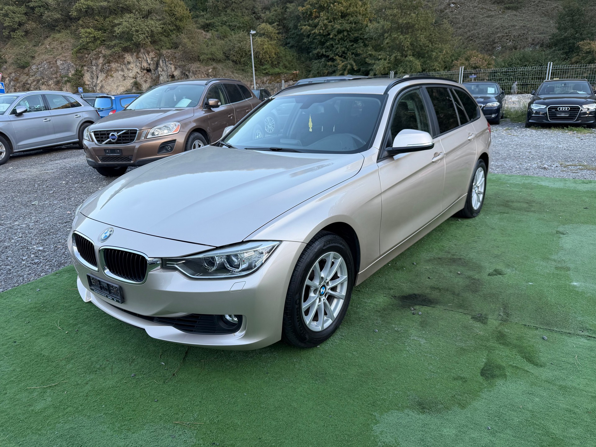 BMW 320i xDrive Touring-image-0