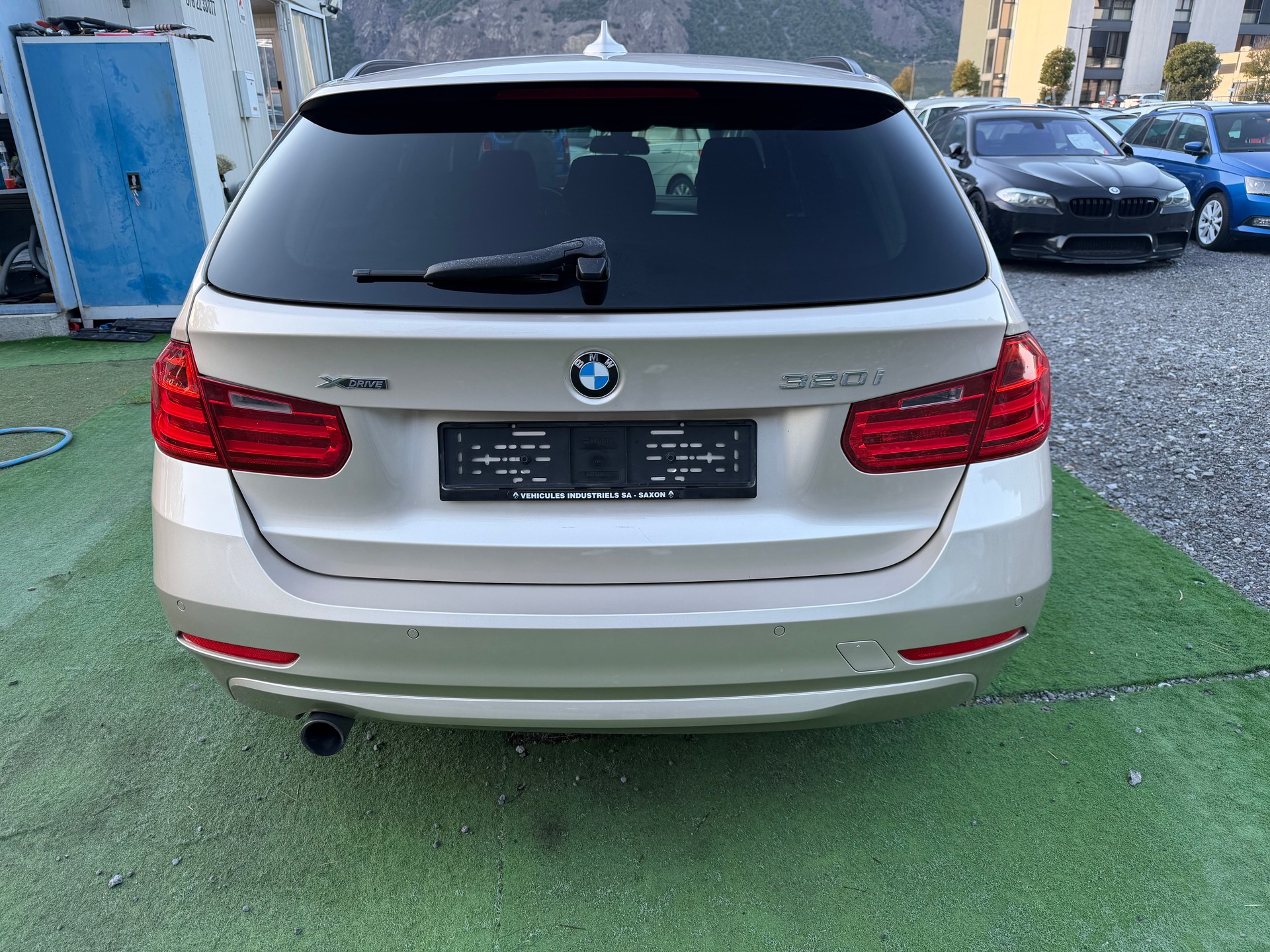 BMW 320i xDrive Touring-image-5
