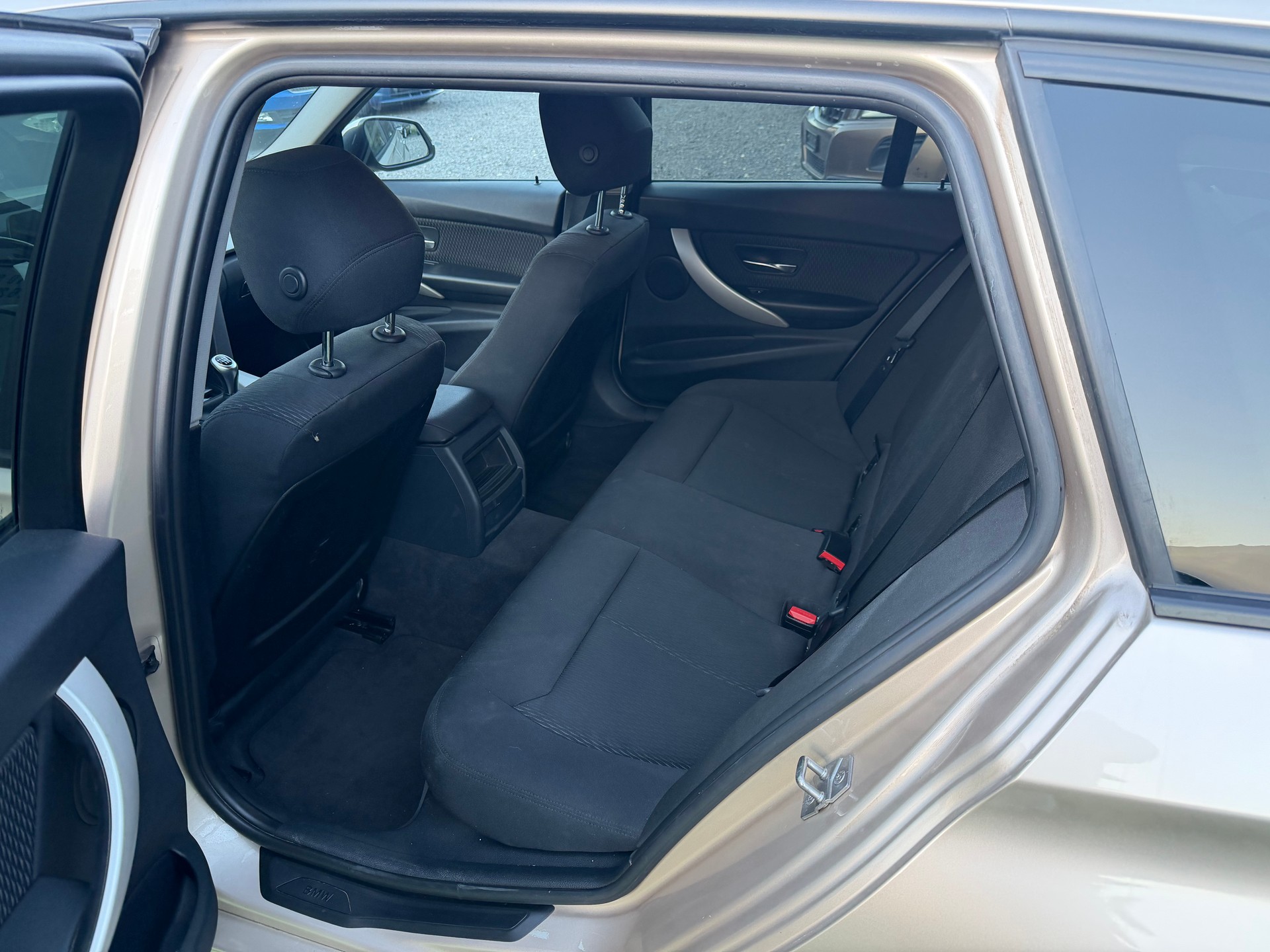 BMW 320i xDrive Touring-image-9
