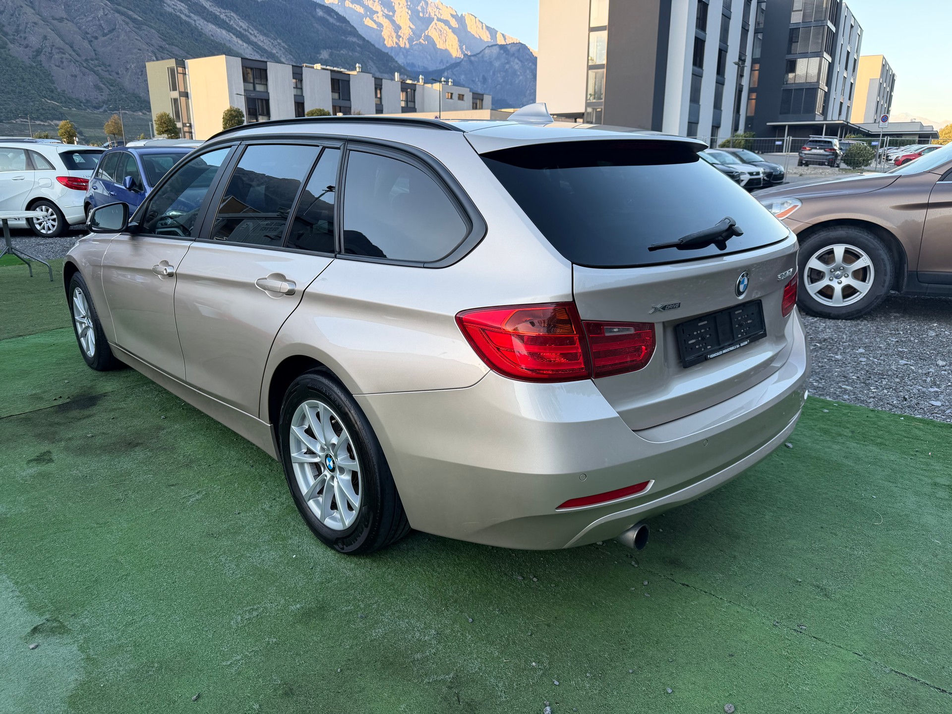 BMW 320i xDrive Touring-image-3