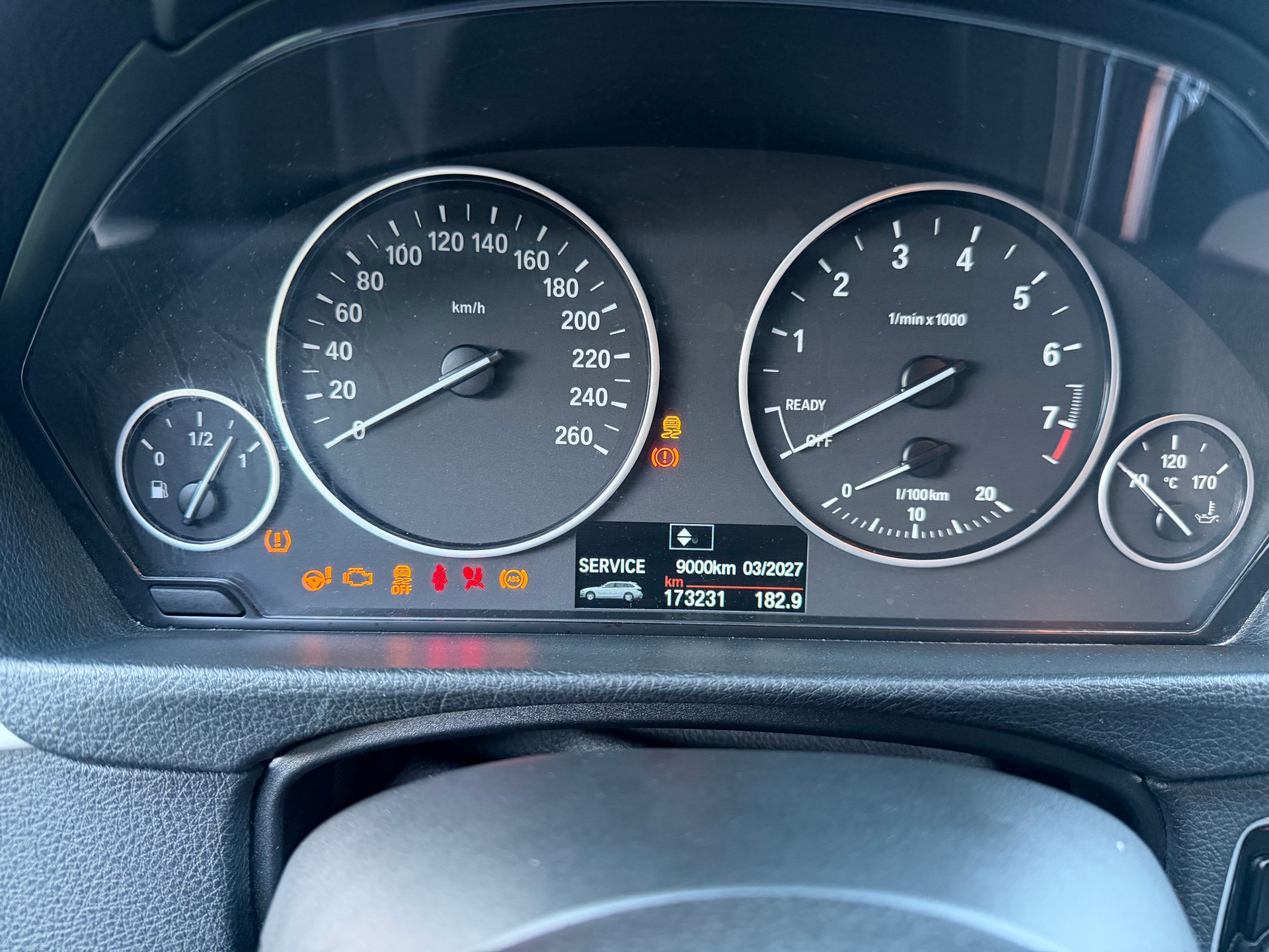 BMW 320i xDrive Touring-image-6