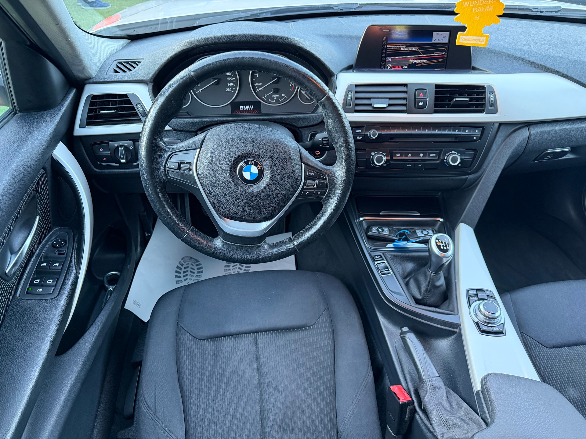 BMW 320i xDrive Touring-image-7
