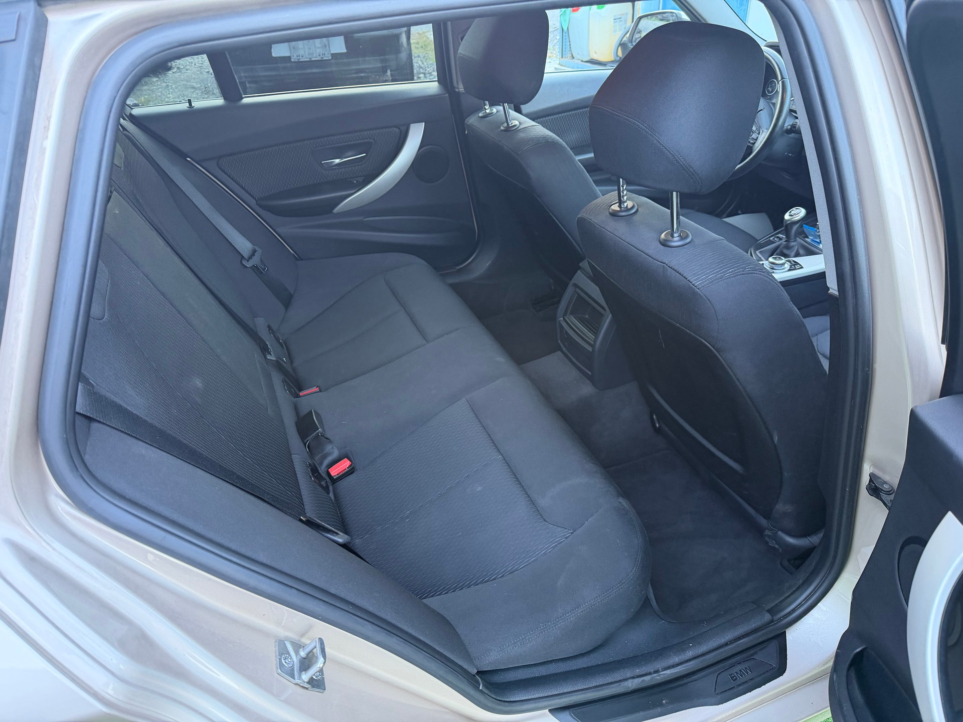 BMW 320i xDrive Touring-image-10