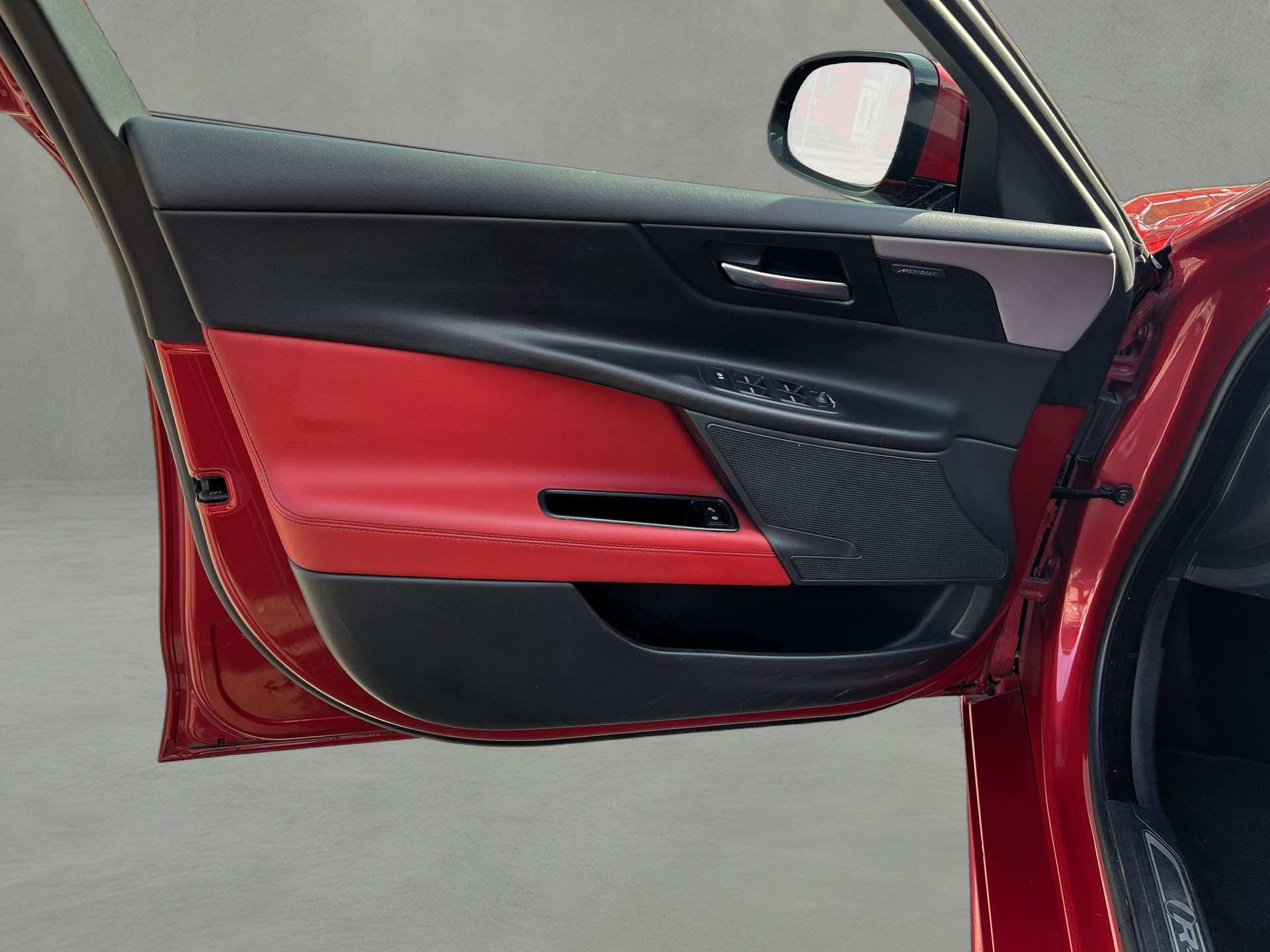 JAGUAR XE 20d R-Sport Automat-image-15