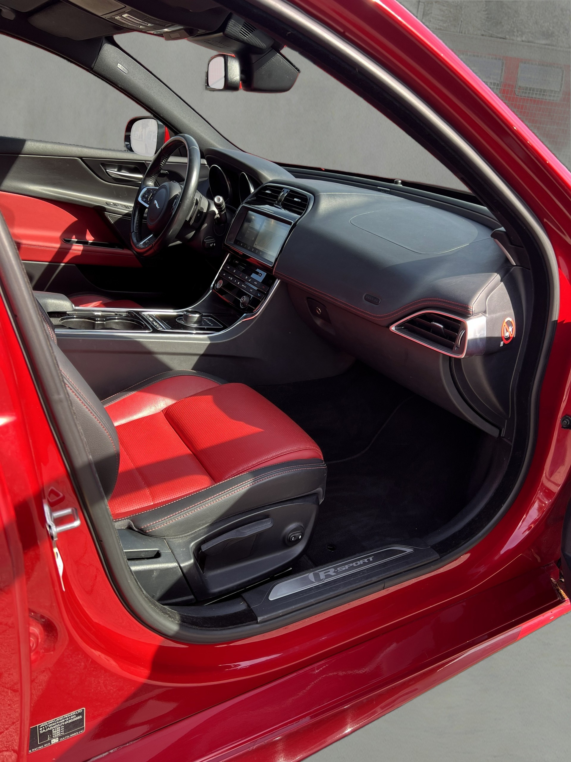 JAGUAR XE 20d R-Sport Automat-image-11