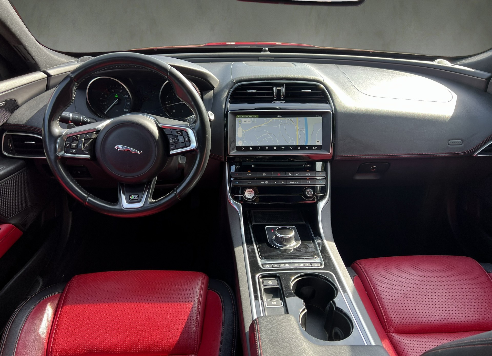JAGUAR XE 20d R-Sport Automat-image-20