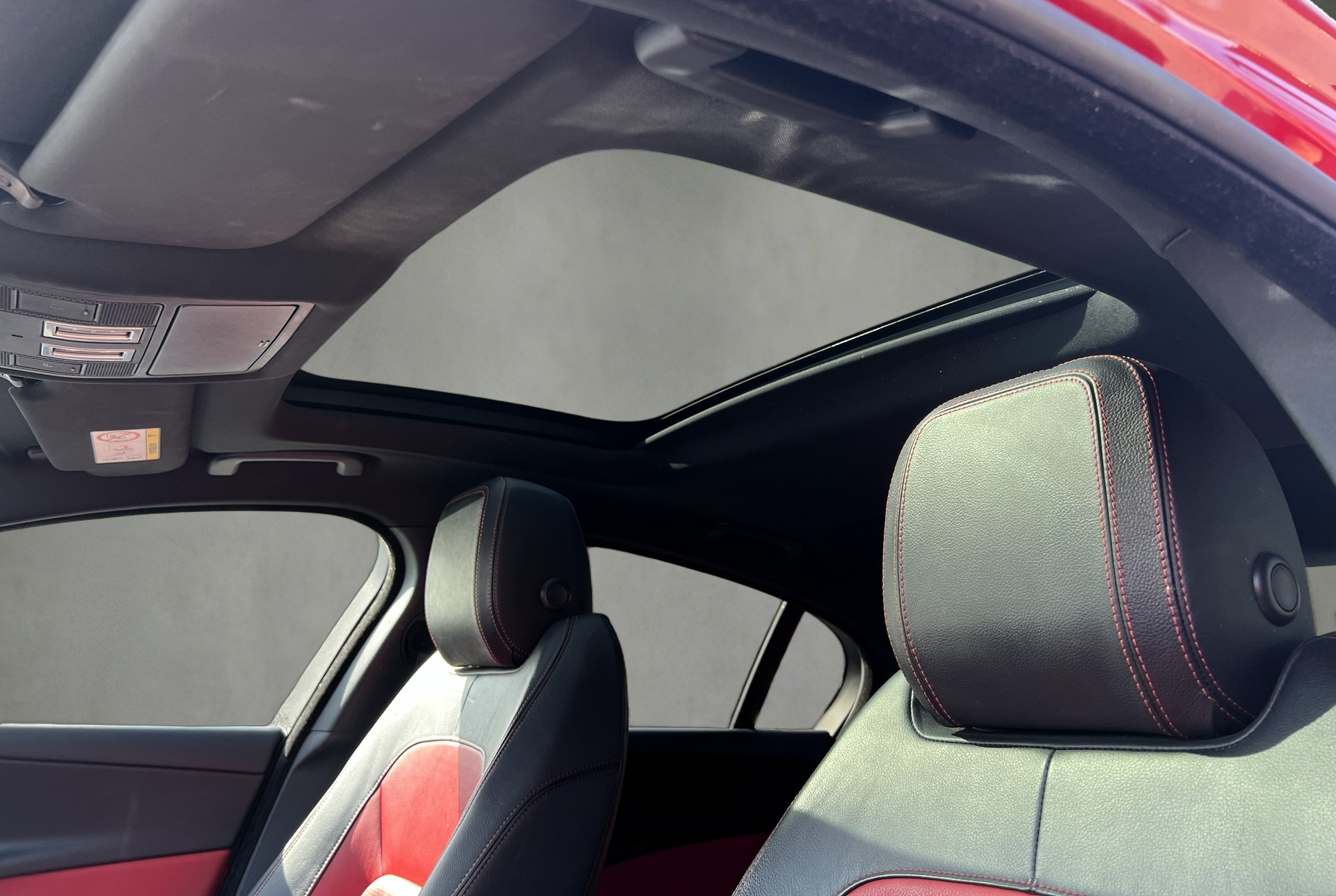 JAGUAR XE 20d R-Sport Automat-image-16