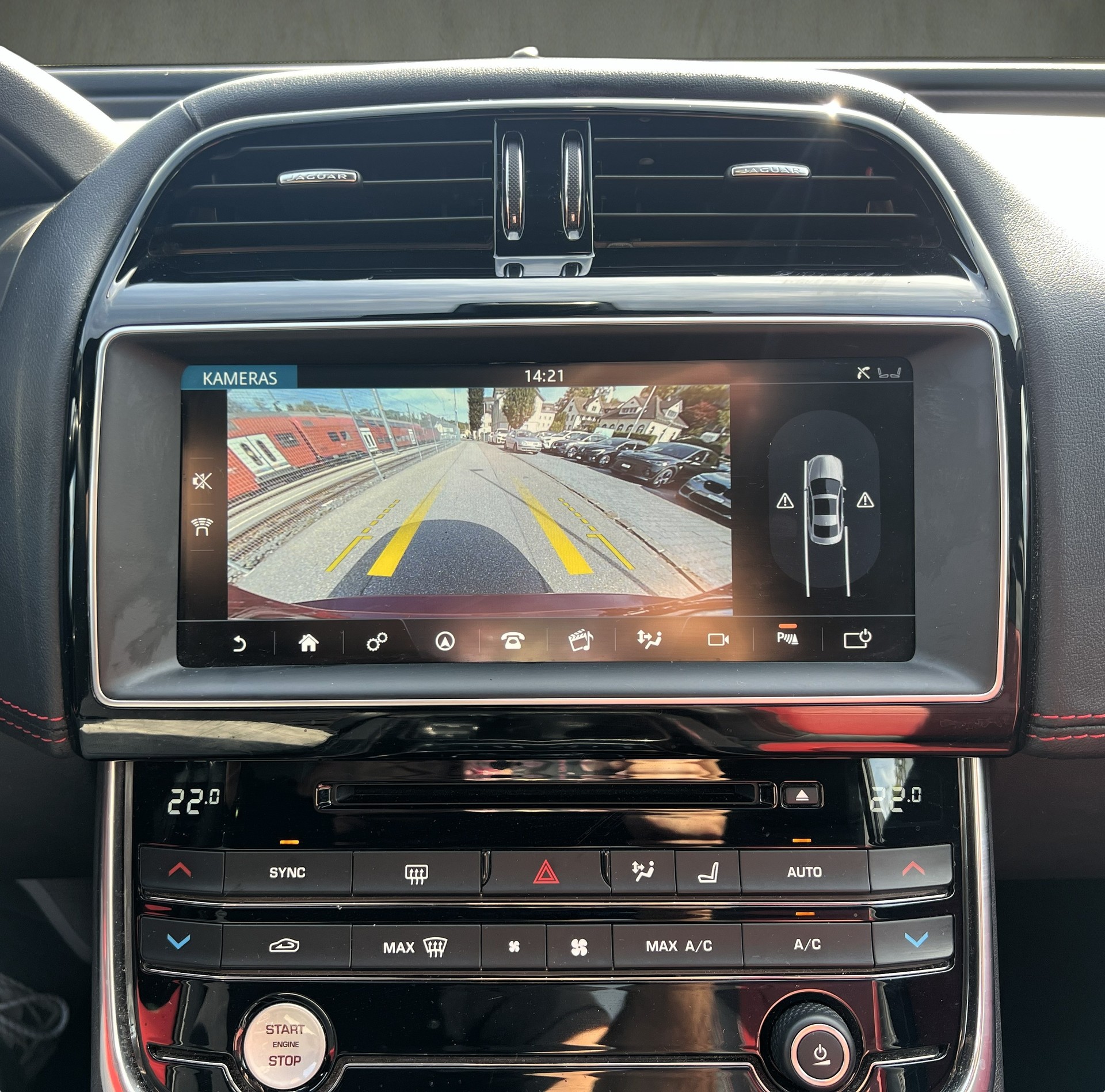 JAGUAR XE 20d R-Sport Automat-image-22