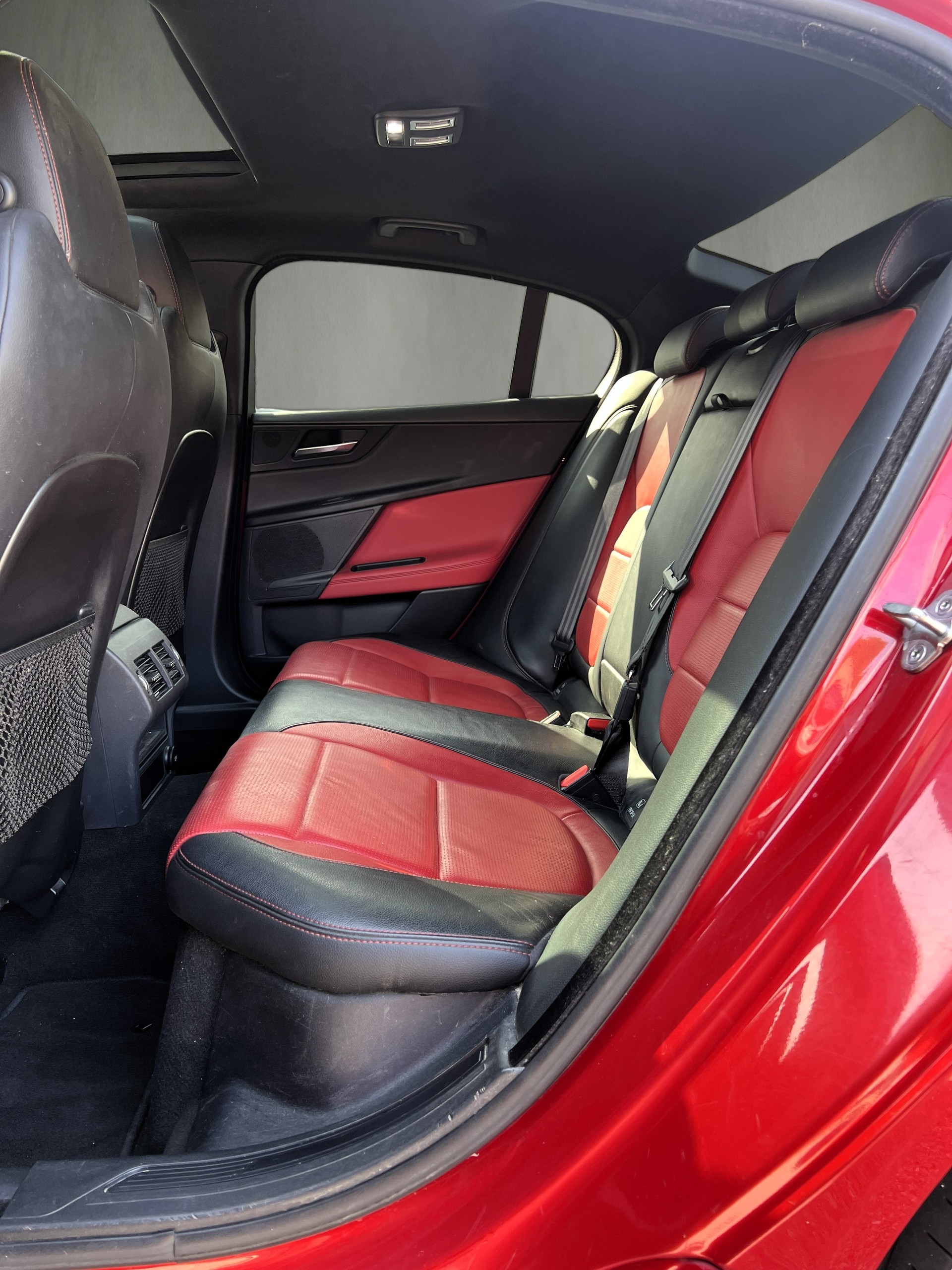 JAGUAR XE 20d R-Sport Automat-image-10