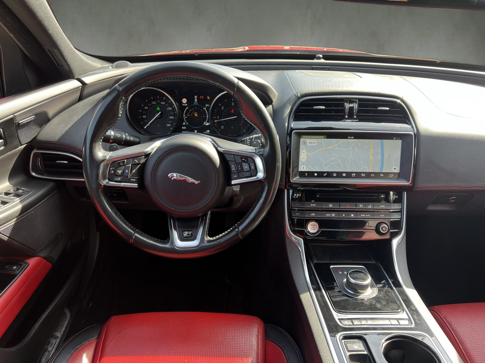 JAGUAR XE 20d R-Sport Automat-image-19