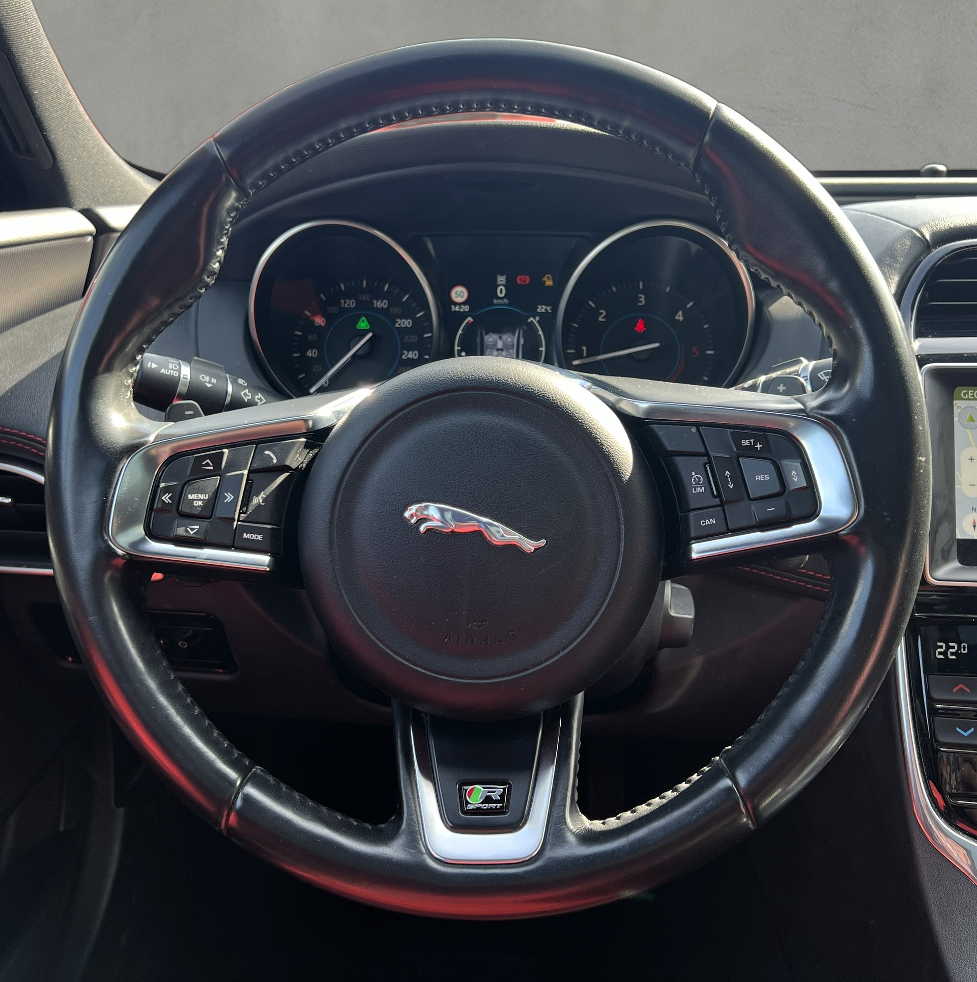 JAGUAR XE 20d R-Sport Automat-image-18