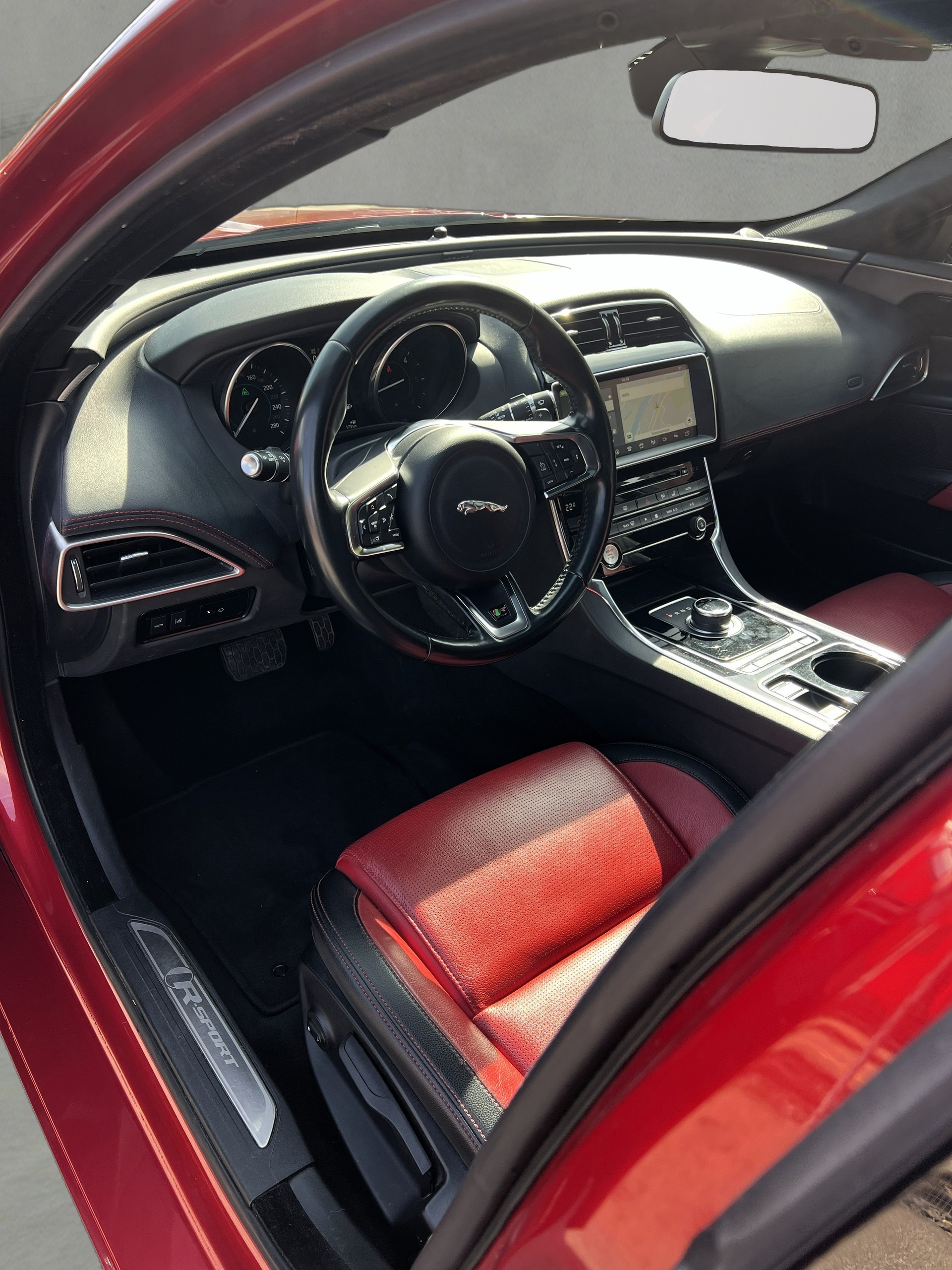 JAGUAR XE 20d R-Sport Automat-image-14