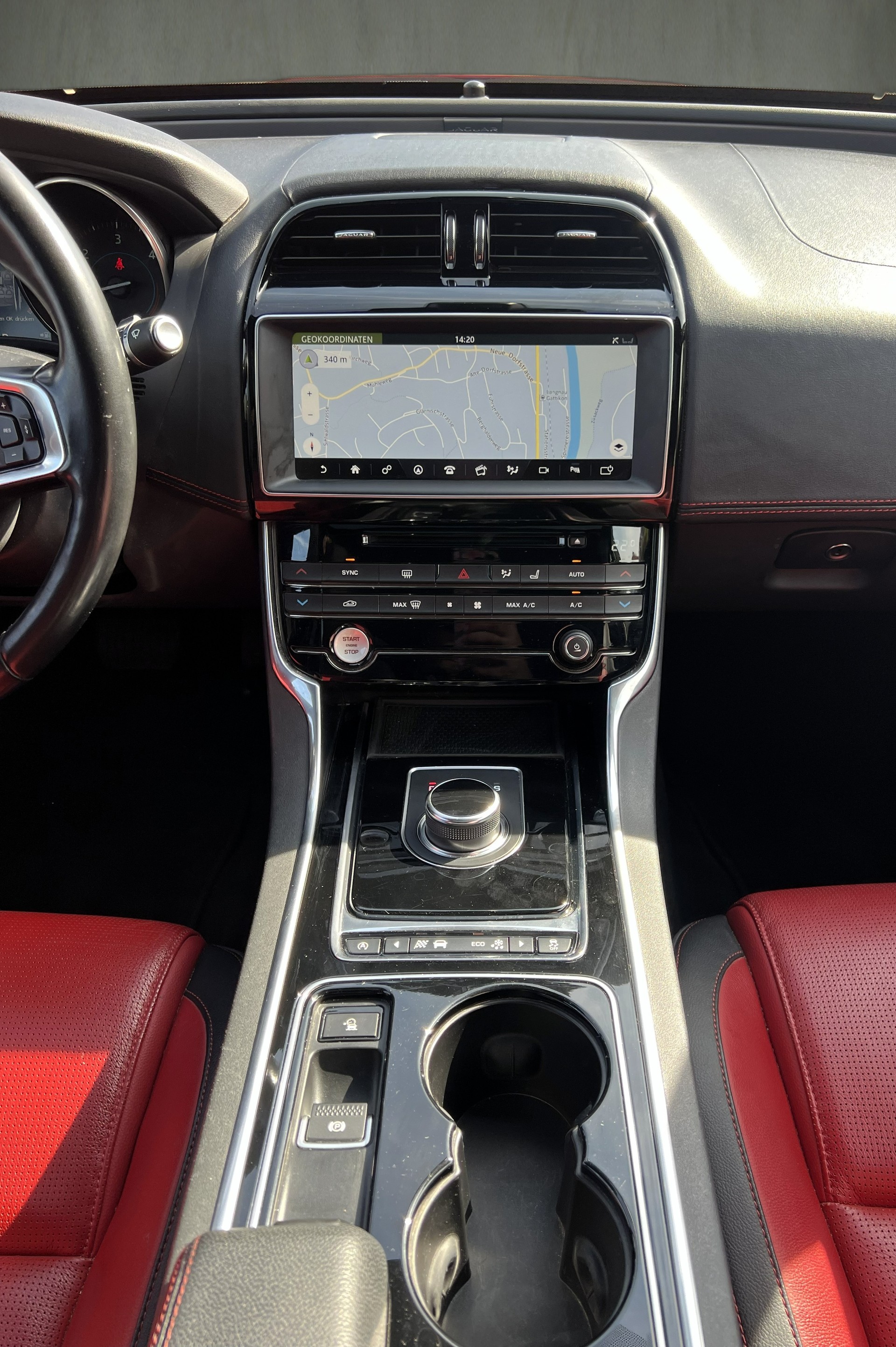 JAGUAR XE 20d R-Sport Automat-image-17