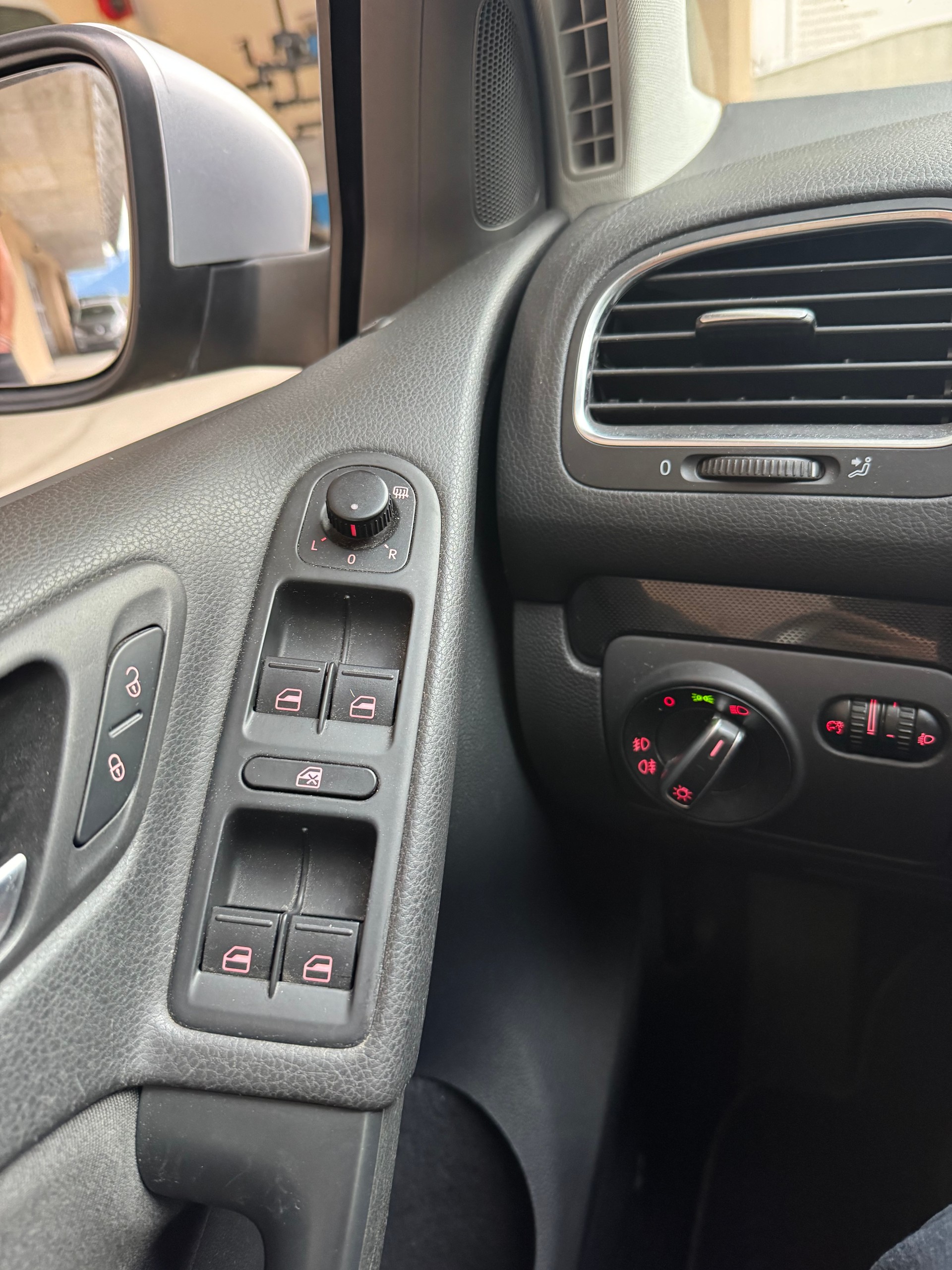 VW Golf 2.0 TDI Comfortline 4Motion-image-12