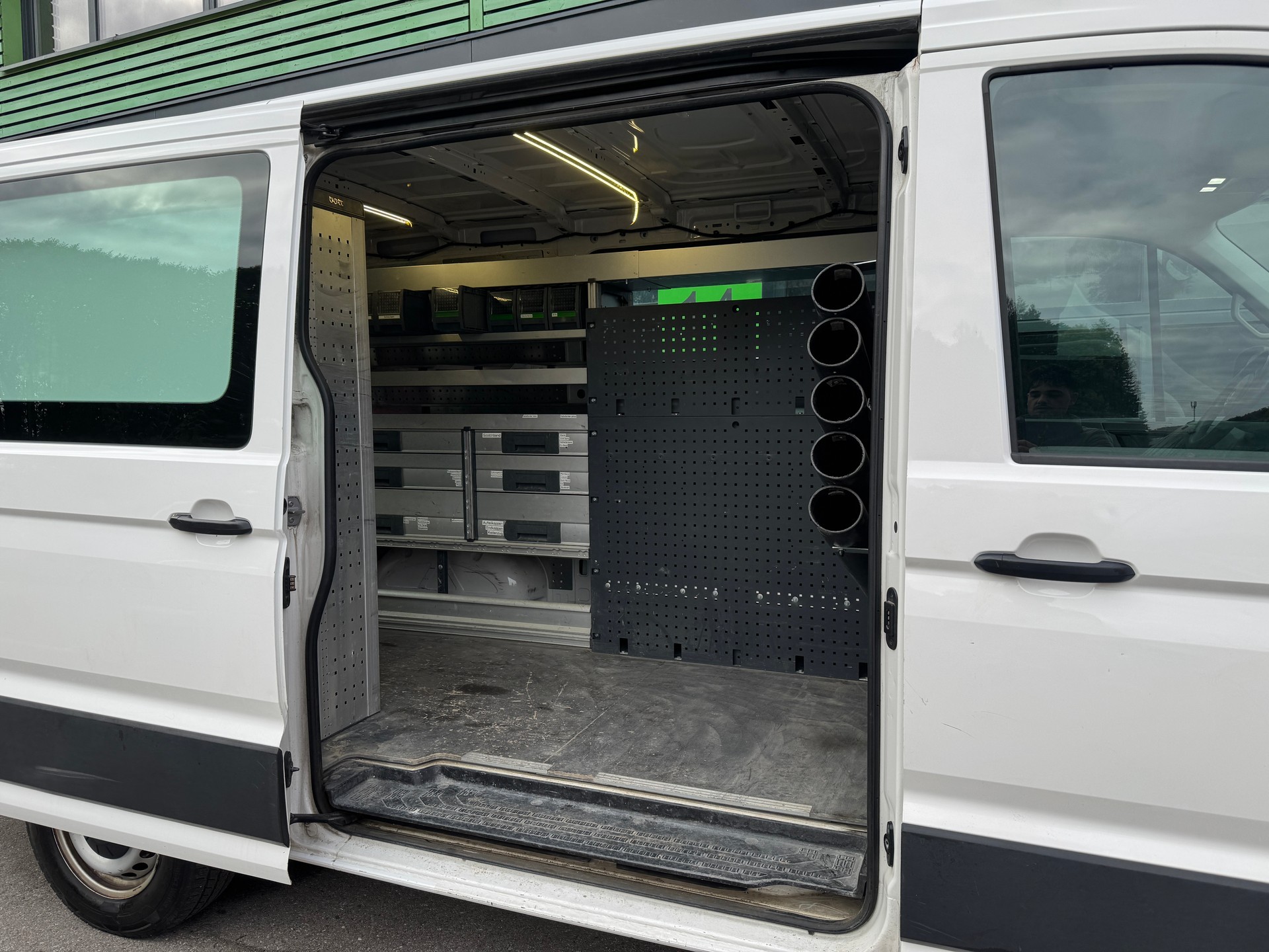VW Crafter 35 2.0 Entry L3 A **Mit Werkstatt-Einrichtung**Frisch Ab MFK und Garantie 12Mnt**7000KG Zuggewicht**Klima**Tempomat**-image-16